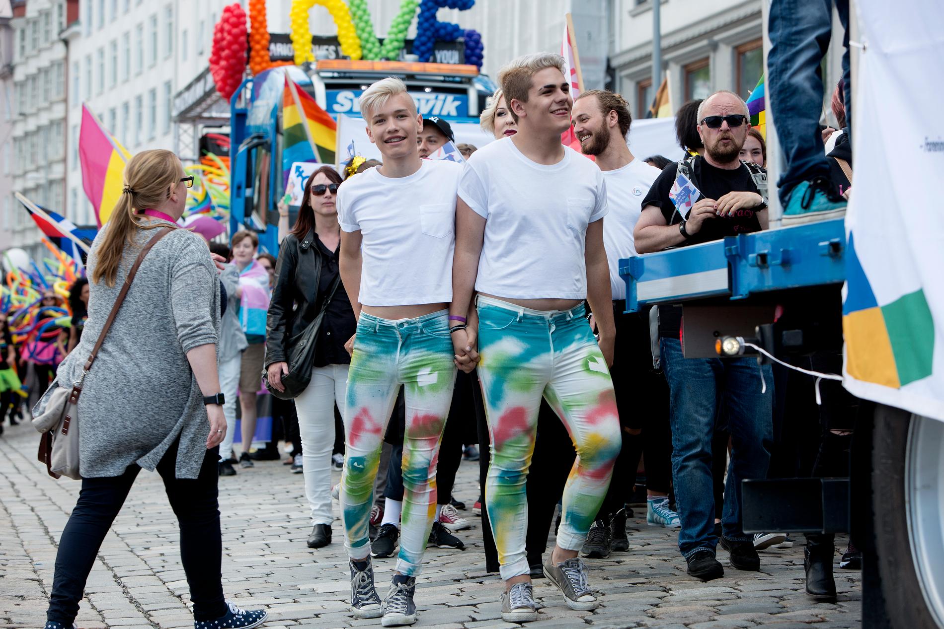 REKORDOPPMØTE: André Klausen og Aron Jasperr var strålende fornøyd med å delta i Regnbueparaden gjennom Bergens gater lørdag. Paraden var den største avsitt slag som er blitt arrangert i Bergen.