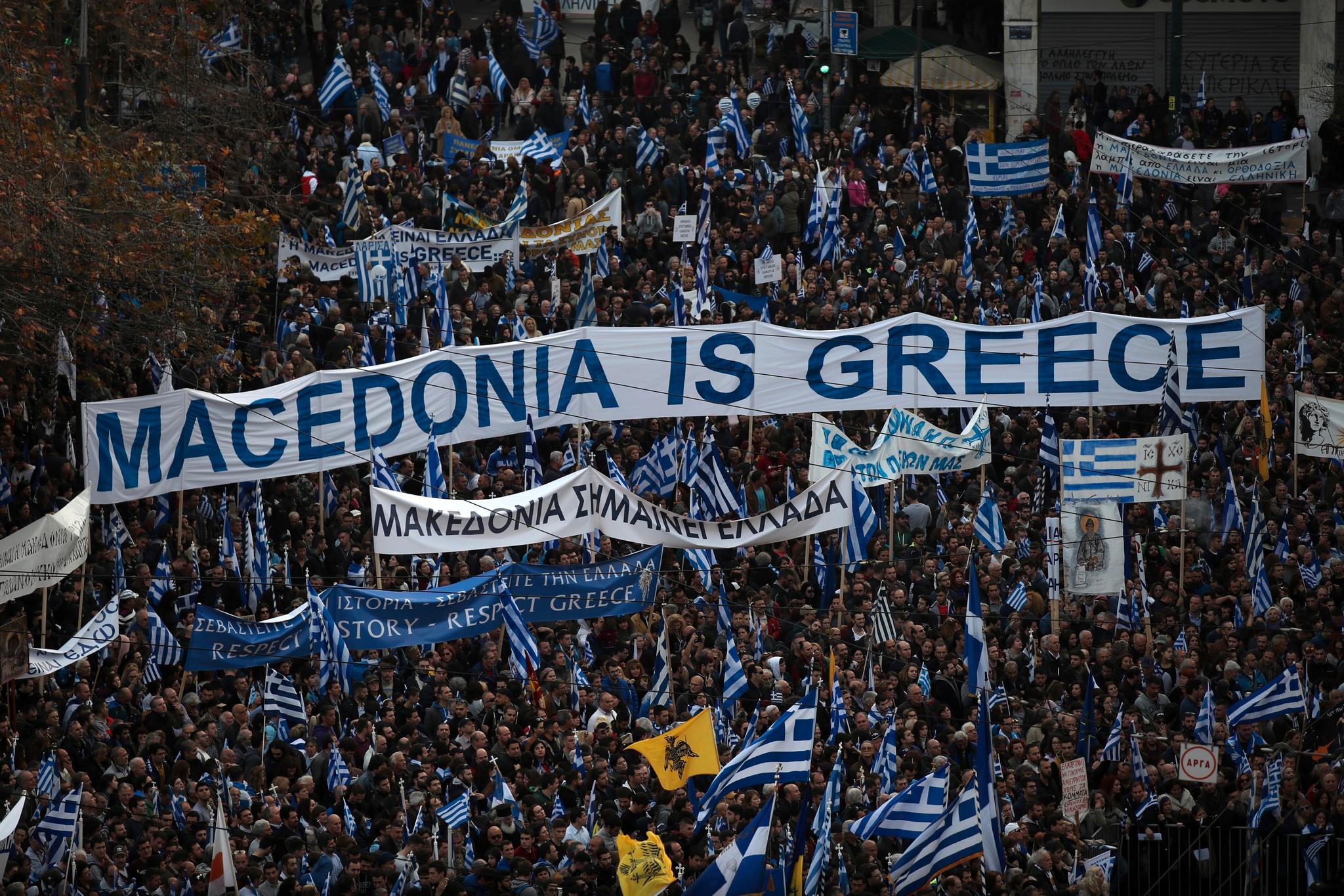 Over 100.000 grekere samlet seg i Athen i februar for å demonstrere mot stedsnavnet Makedonia. Uløste grensetvister og etniske konflikter kan i verste fall true freden på det europeiske kontinentet, skriver Christian S. Molstad.