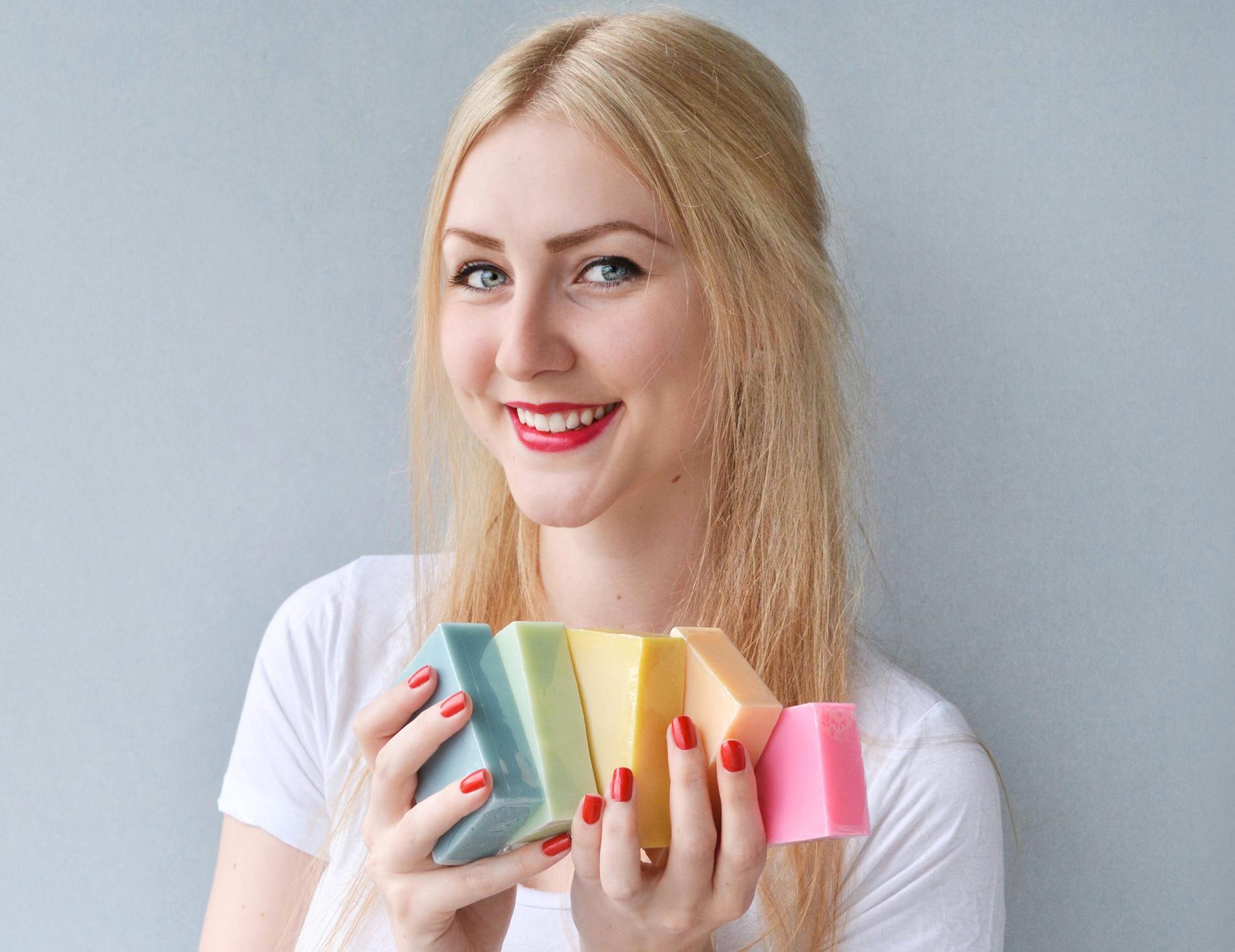 SÅPEKOKK: Farger og lukter, visping og miksing. Såpelaging har mye til felles med matlaging, forteller såpegründer Marte Ravn Tovik.