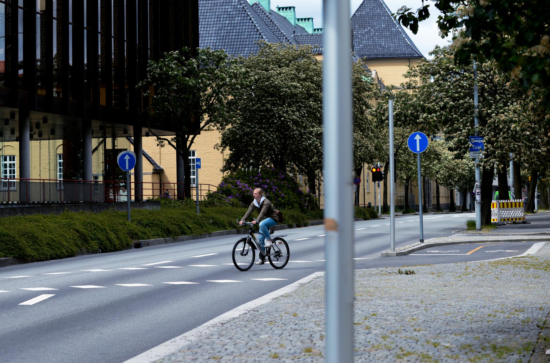 Ny sykkelvei: Her i Lars Hilles gate stopper sykkelveien ved Grieghallen. Byrådet vil bygge videre ut mot Sandviken.