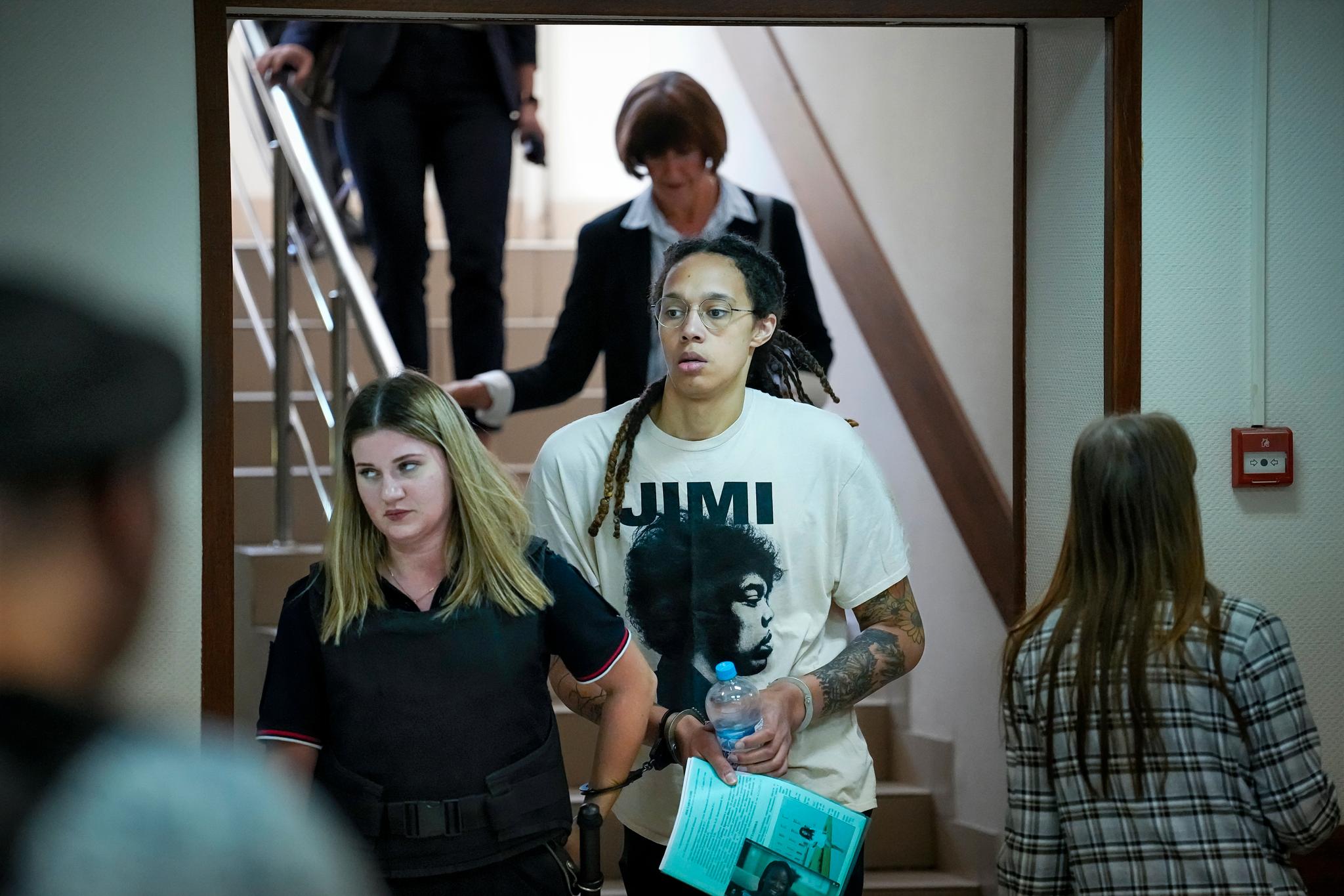 Brittney Griner på vei inn i rettslokalet i byen Khimki utenfor Moskva fredag.
