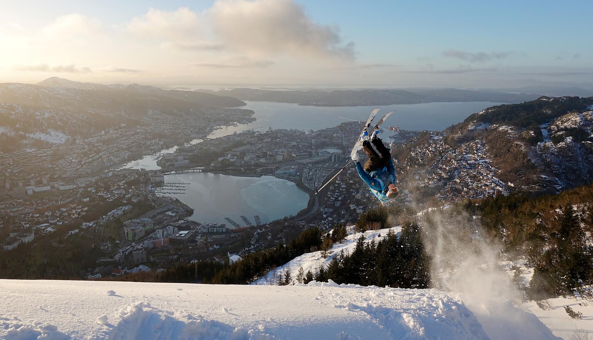 SKIMAGI: Asbjørn Hellås er skikøyrar og akrobat. Her har han nett teke av like oppunder toppen av det høgaste byfjellet, Ulriken (643 moh.). Ein augneblink det er verdt å slita seg opp att ein gong til for å oppleva.