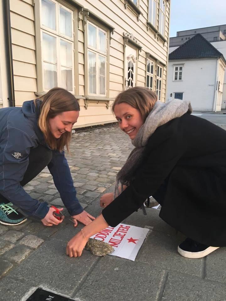 Her legger Susanne Hoggen Kippersund (til v.) og Charlotte Cyrus ned en plakat for Oddny Miljeteig, politiker for Sosialistisk Venstreparti (SV).