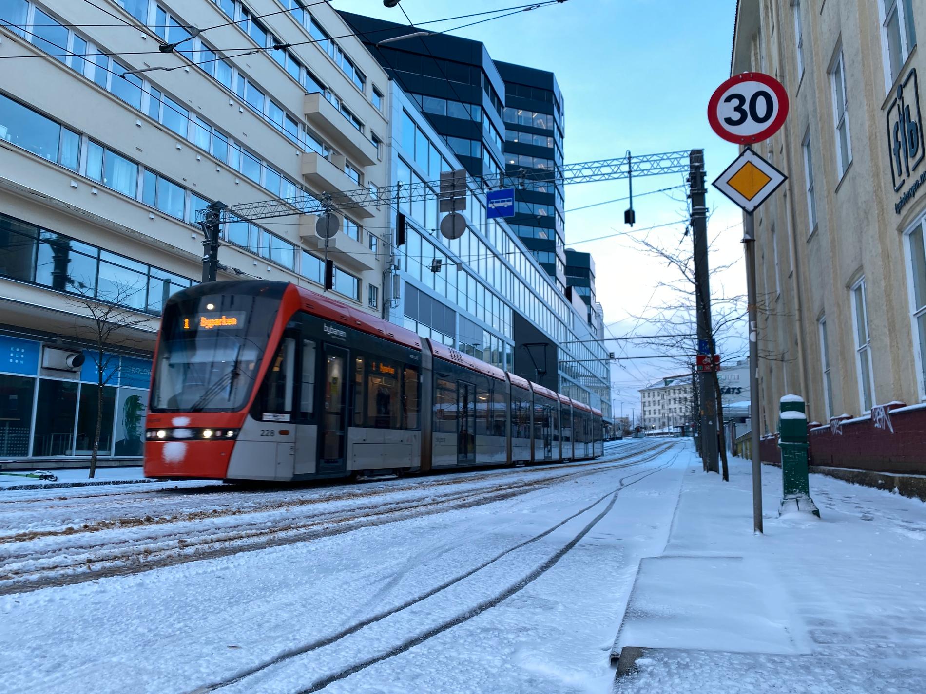 Det vil vekselvis kunne komme snø helt frem mot fredag, forteller meteorolog Anne-Mette Olsen i Vervarslinga på Vestlandet. 