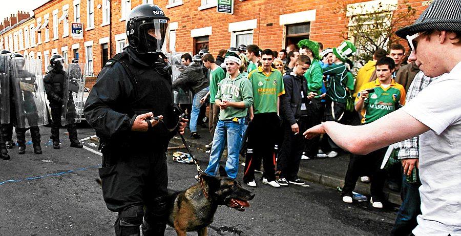 De to voldelige aksjonene I begynnelsen av mars utløste en rekke sammenstøt mellom politi og demonstranter i Belfast.  FOTO: PETER MUHLY/AFP