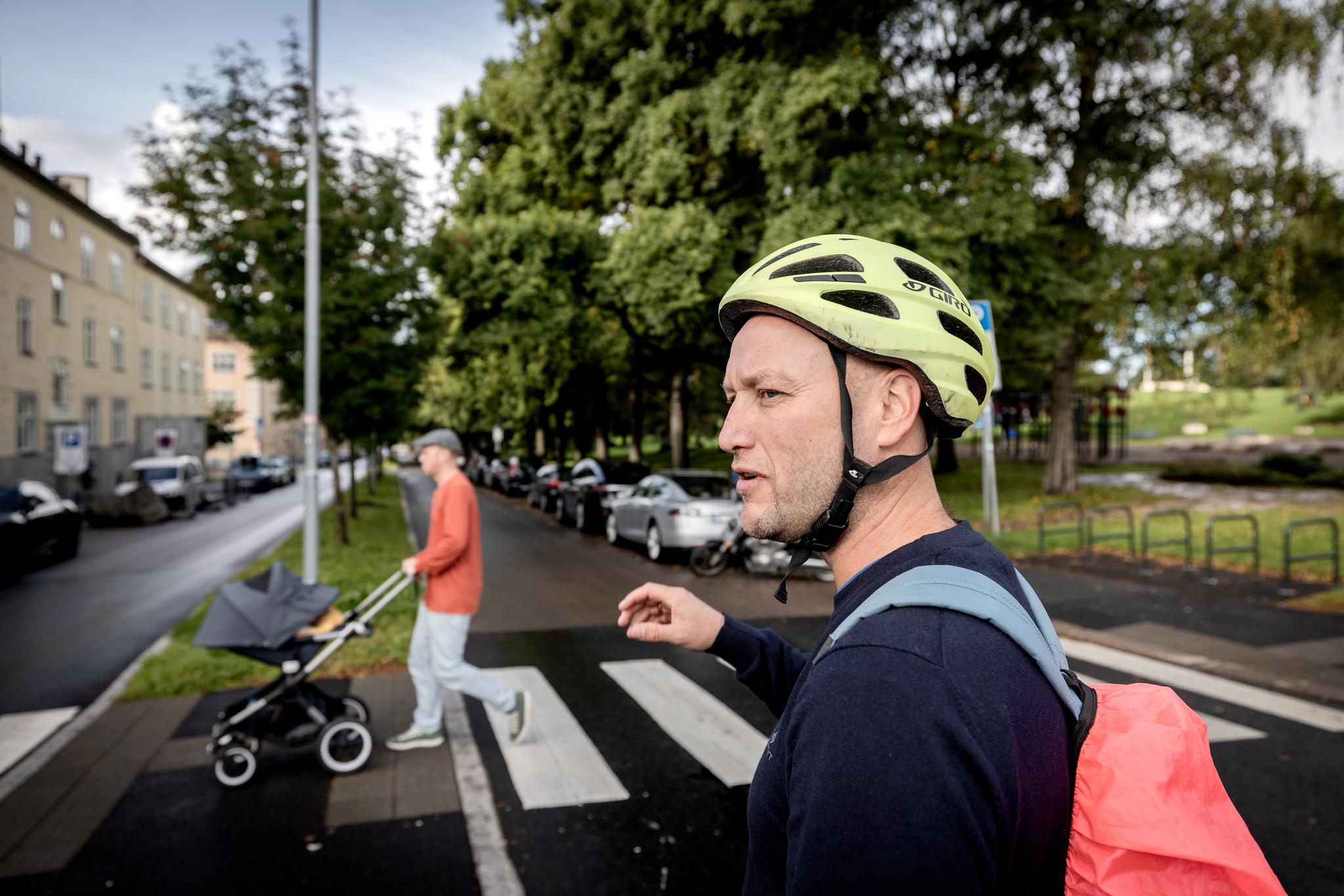 Simen Sæterdal sykler gjennom Johan Svendsens gate hver dag, og hadde ikke hatt noe imot sykkelfelt. Det har likevel blitt litt for mye sykkel og litt for lite bil, syns han.