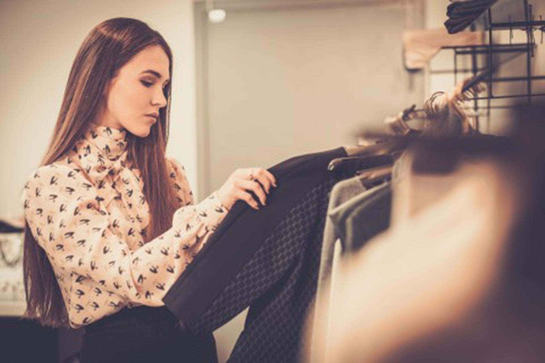 Mange av oss handler alt for mye klær. Hvorfor ikke prøve med et lite shoppestopp? Av: Shutterstock/Scanpix