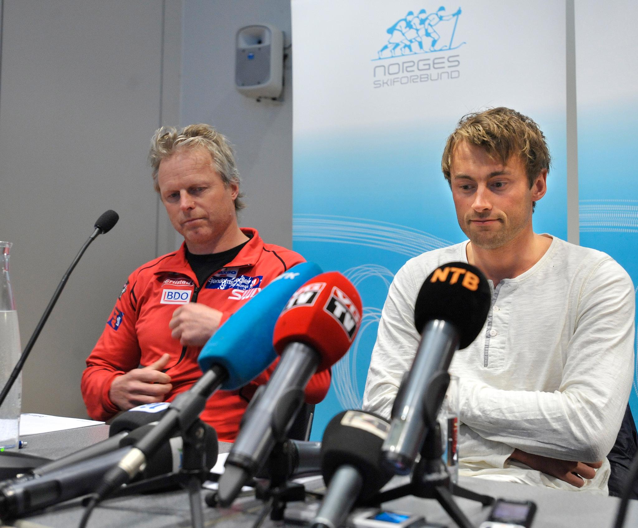 ALVOR: Da Petter Northug og daværende langrennssjef Åge Skinstad sitter sammen på en pressekonferanse i mai 2013. Der fortalte den tidligere skistjernen at han ville satse på egenhånd.