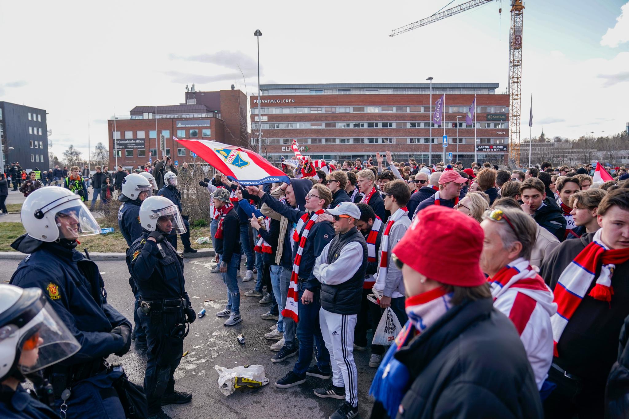 Politiet står foran Lyn supportere og holder dem adskilt fra Vålerenga supportene før Obosligakampen mellom Lyn og Vålerenga på Ullevaal stadion lørdag. 