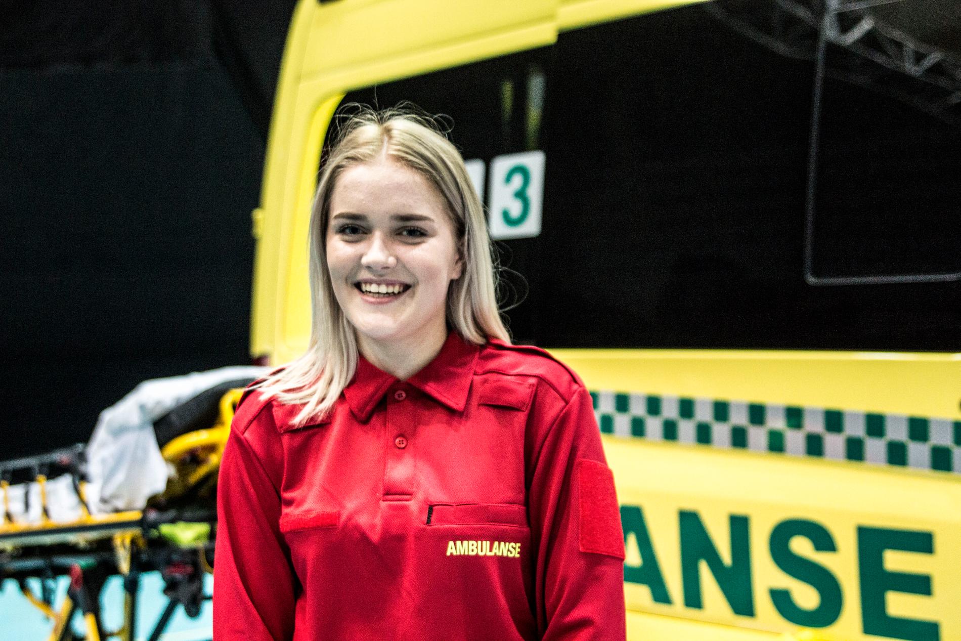 Kristiansandsjenta Silje Vigebo (18) er elev på ambulansefag på Møglestu videregående skole. Hun demonstrerte livredningsteknikker for de fremmøtte i Gimlehallen tirsdag ettermiddag. Foto: Kristian Hole
