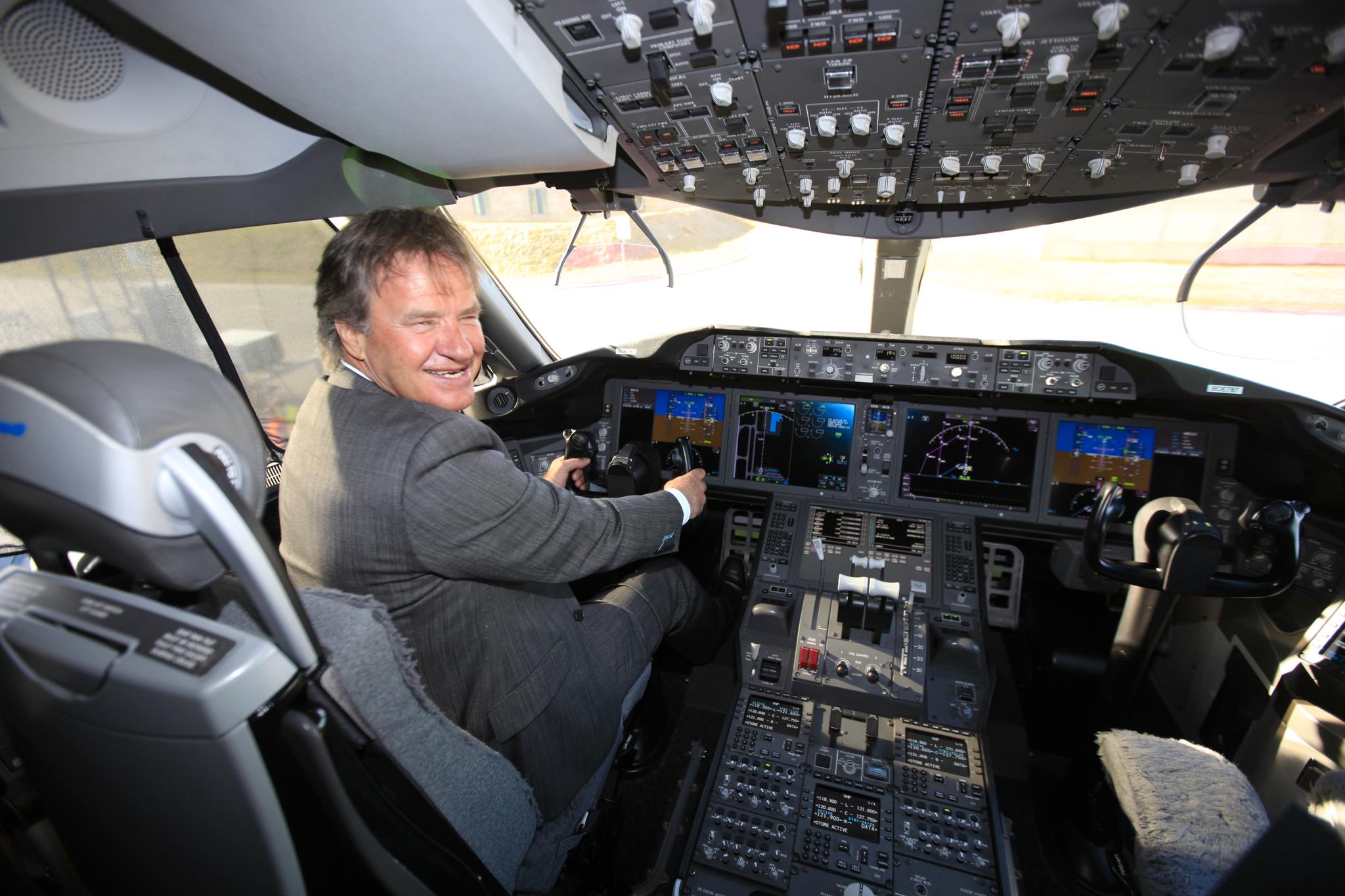 I 2011 lanserte Kjos planene for å starte med langdistanseflyvninger, og dermed bli verdens eneste lavprisselskap med ruter over Atlanteren og fra Europa til Sørøst-Asia. Året etter ble han her fotografert i cockpiten til en Boeing 787 Dreamliner, flymodellen som gjorde satsingen mulig.