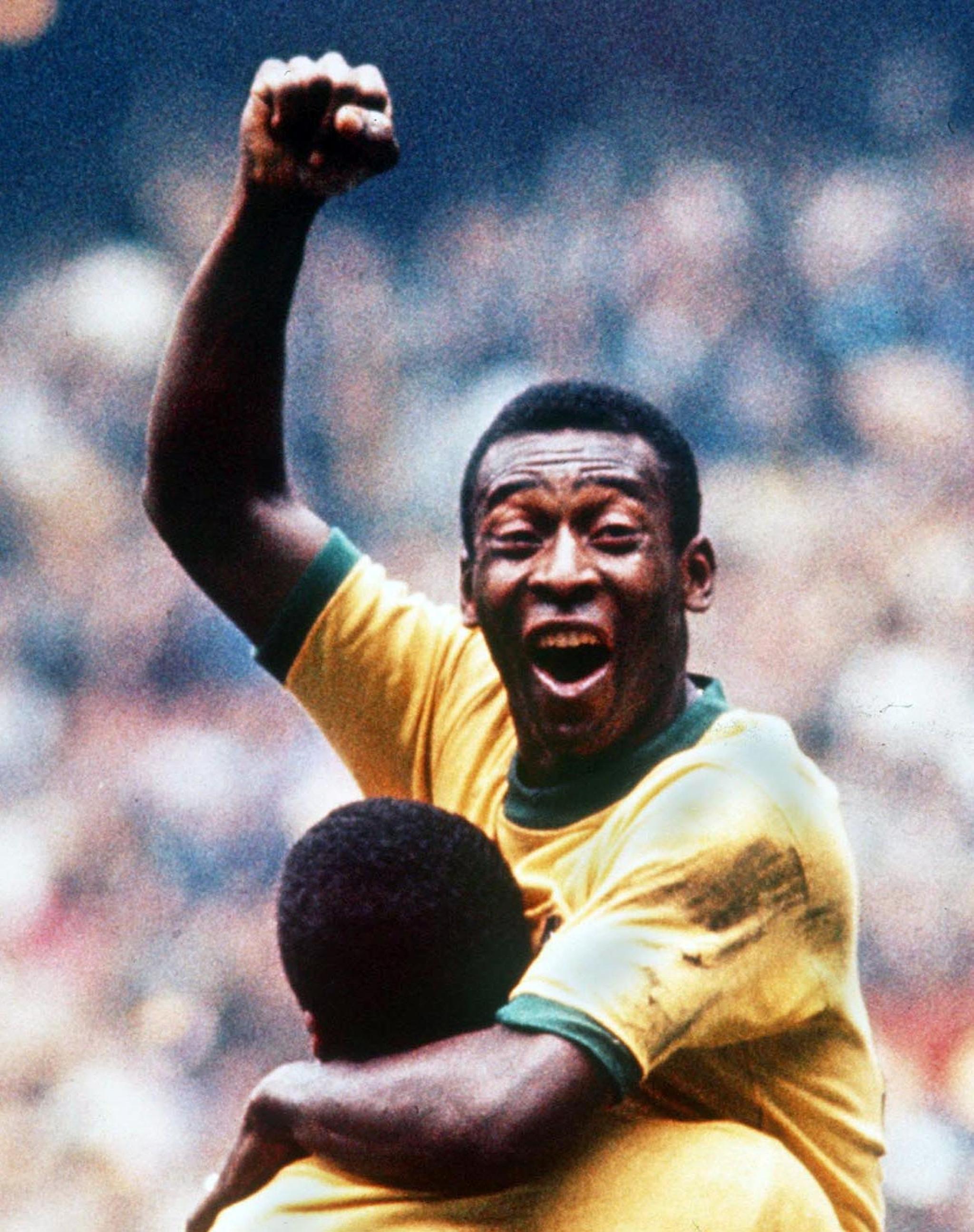 PÅ TOPP: Pelé jubler for scoringen i 1970-finalen.
