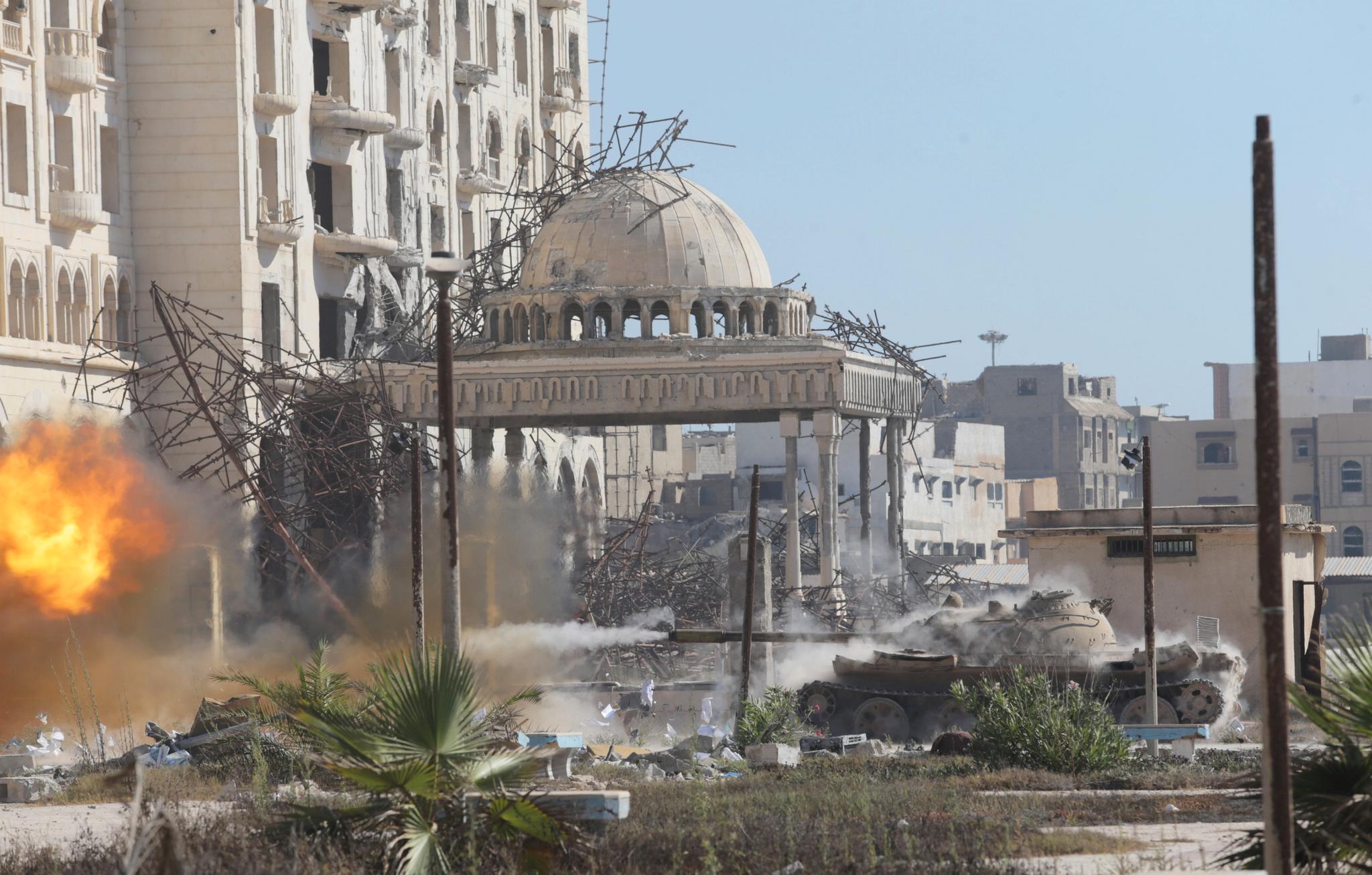 De blodige konfliktene i Libya har fortsatt i årene etter NATO-angrepene i landet. Her skyter en stridsvogn tilhørende Libyas forsvar mot islamiststillinger i Benghazi i juli 2017.