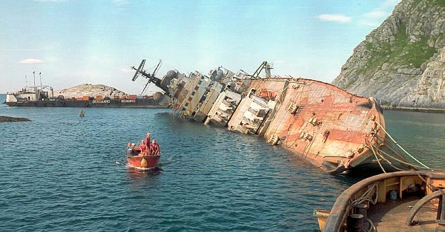  Julaften 1994 endte den 211 meter lange krysseren «Murmansk» sin ferd på Sørøya i Finnmark, etter at slepet av den røk i dårlig vær. Både eierne og forsikringsselskapet avviste alt ansvar for ulykken og nektet å bidra til oppryddingen. 