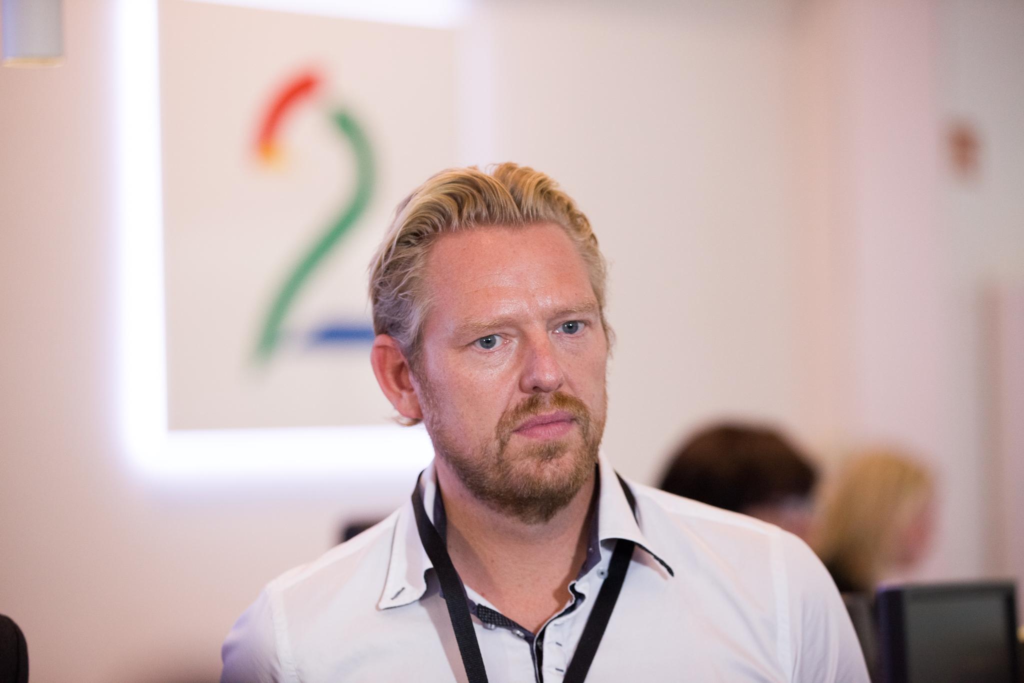 Nyhets- og sportsredaktør i TV 2, Jan Ove Årsæther, har hisset på seg Discovery og Fotball Media.