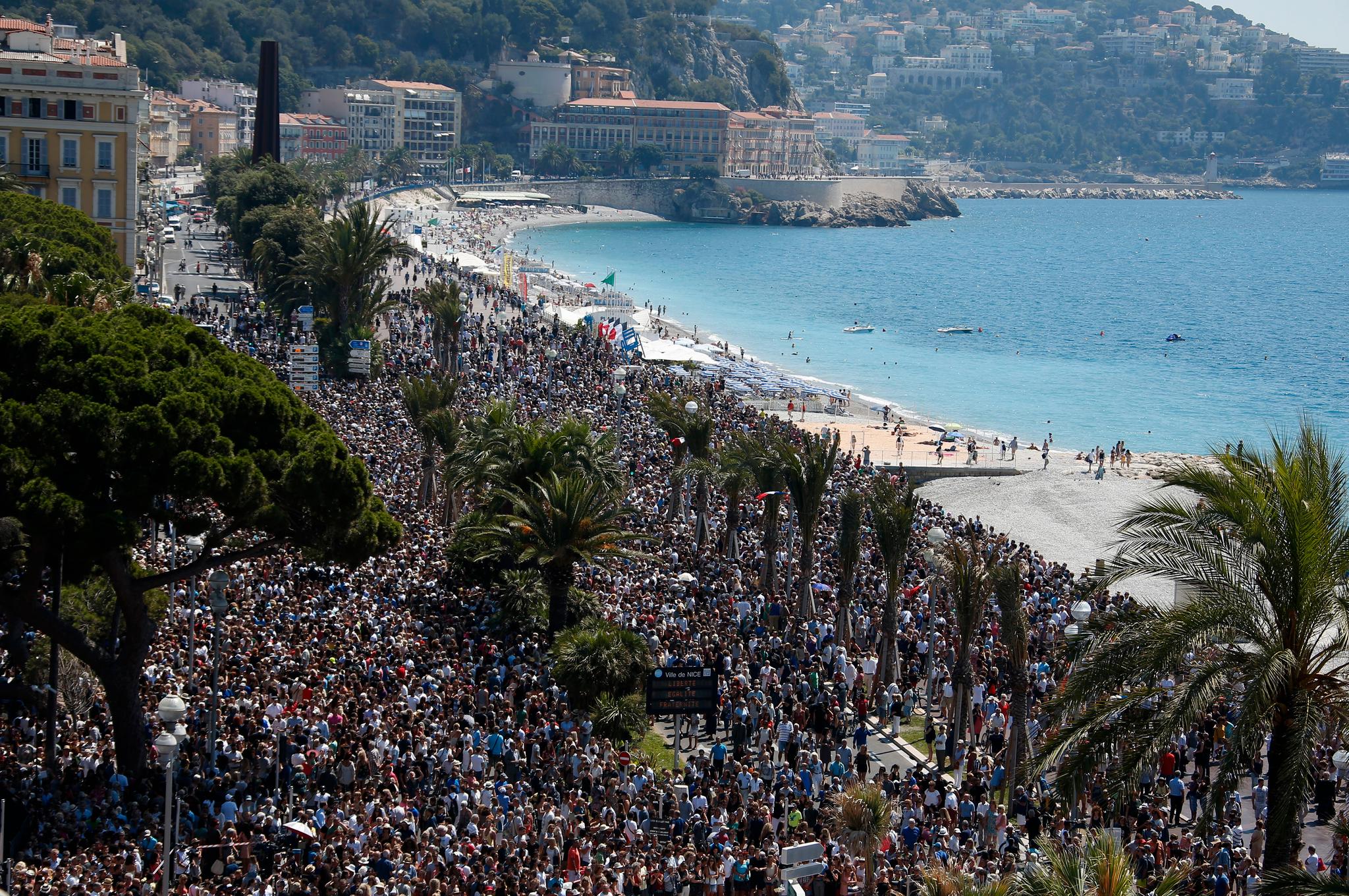 Flere tusen mennesker samlet seg på strandpromenaden i Nice mandag for å minnes de 84 menneskene som ble drept her på nasjonaldagen 14. juli.