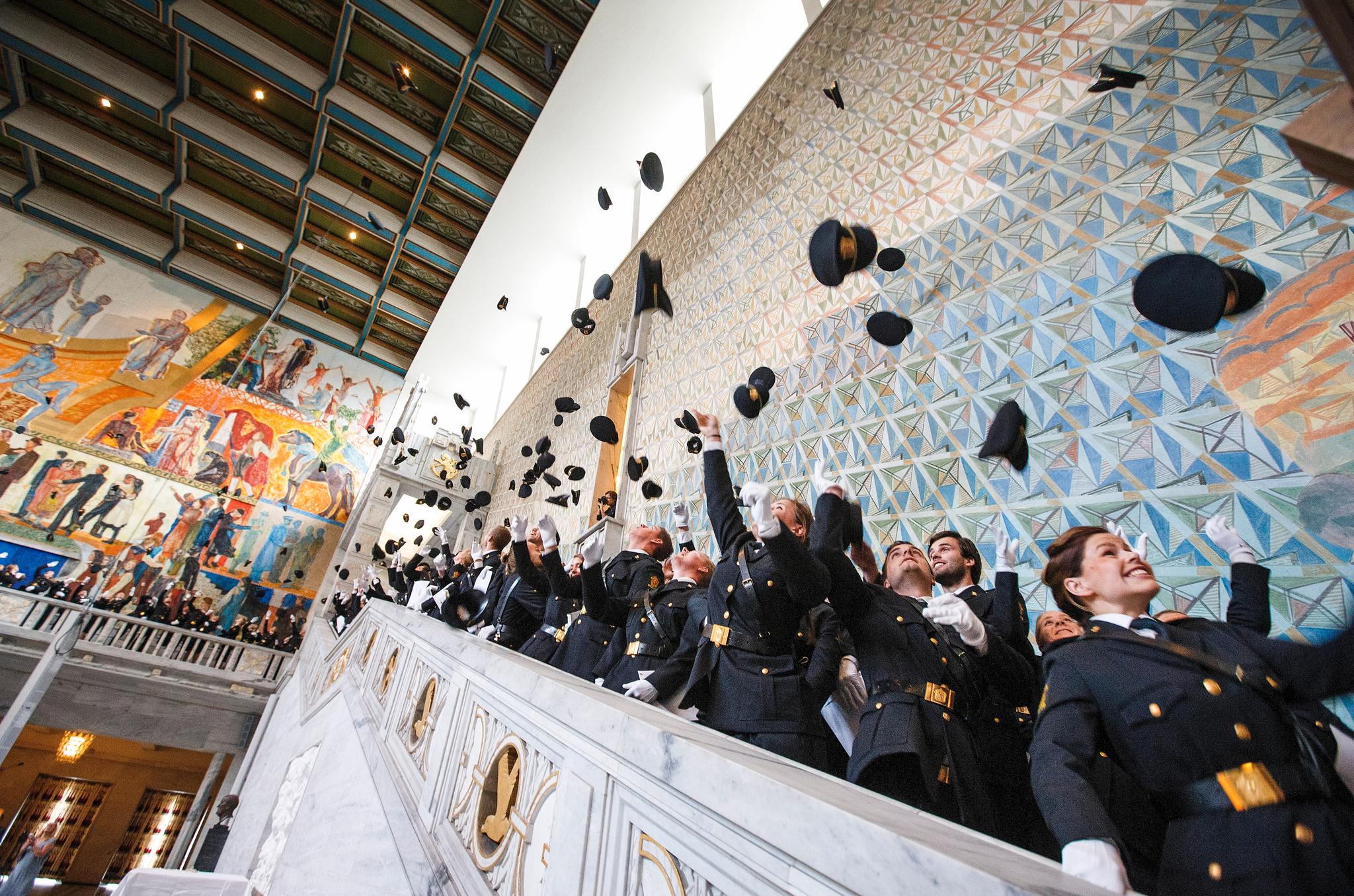 Årets studenter til bachelorutdanningen ved Politihøgskolen i Oslo (PHS) slipper å avlegge fysiske prøver. Her kaster avgangsstudenter ved PHS hattene i luften etter at de har fått sine vitnemål under en seremoni i Oslo rådhus i 2015. 