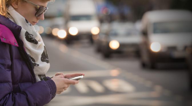 Mobilbruk i kan være et farlig redskap, spesielt i trafikken. Mobilbruk i kan være et farlig redskap, spesielt i trafikken. FOTO: SHUTTERSTOCK