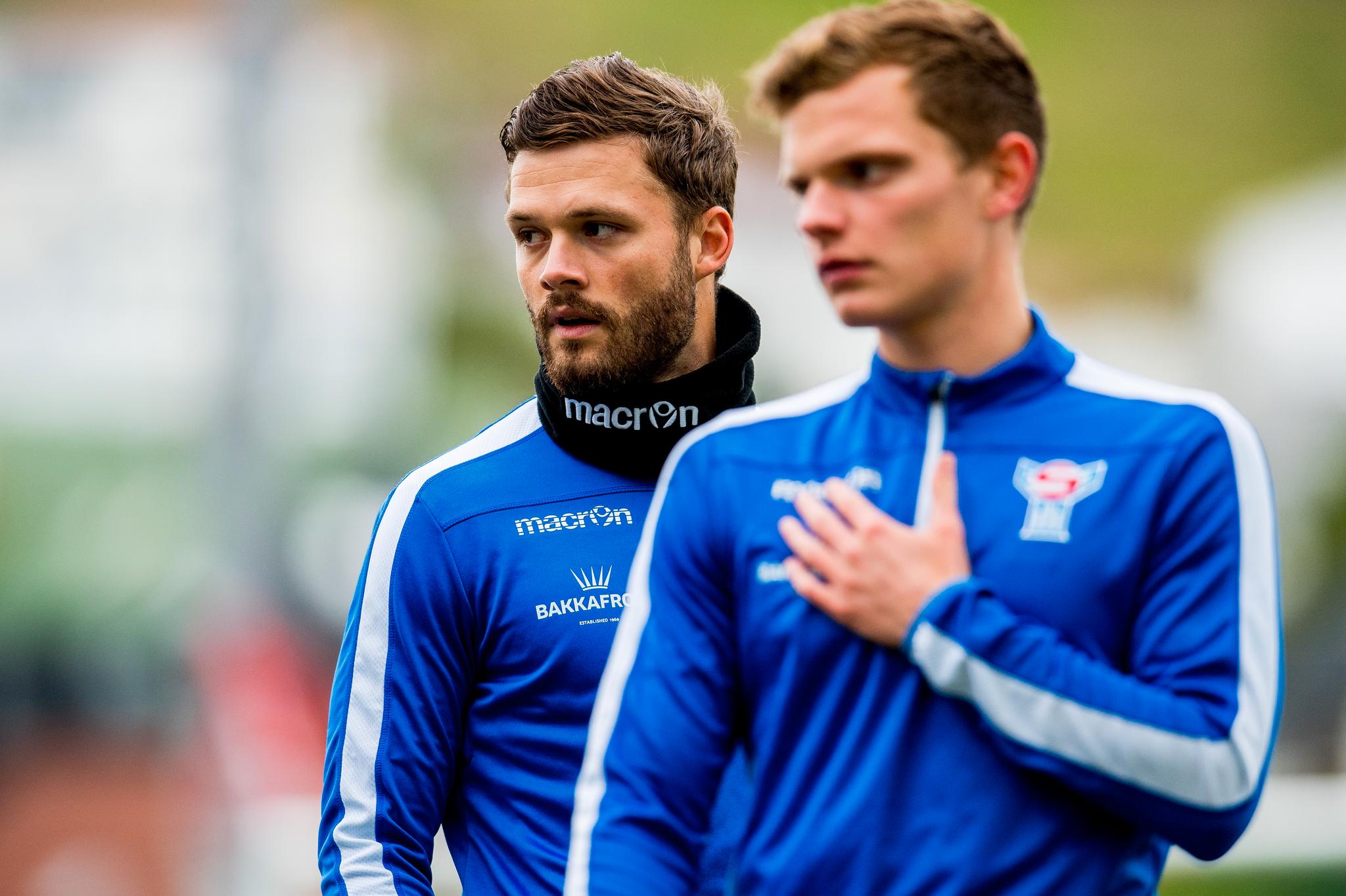 Her er Rogvi Baldvinsson og lagkameraten Meinhard Egilsson Olsen (spiller for Kristiansund) på Færøyenes trening søndag. 