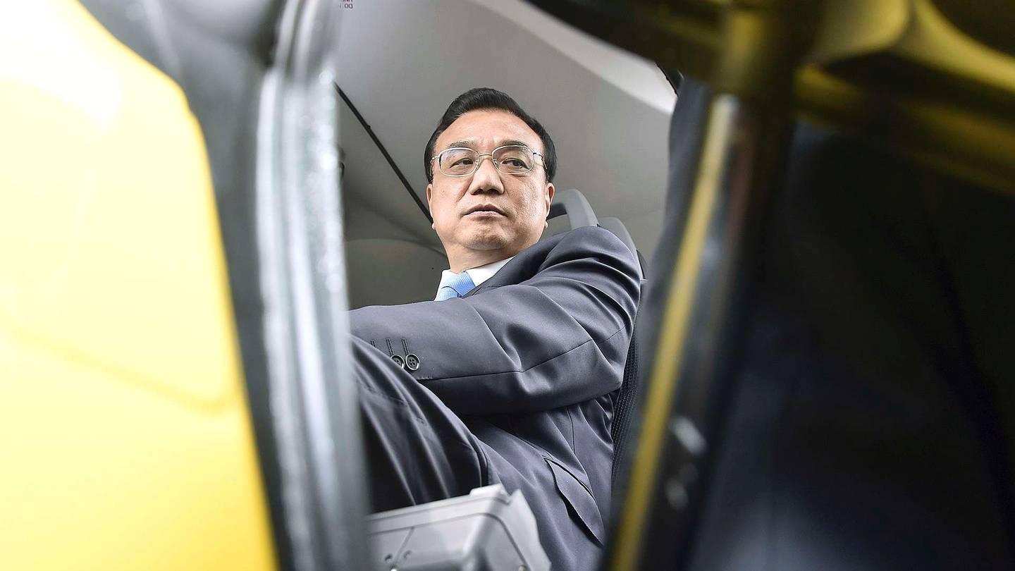 Kinas statsminister Li Keqiang nevnes av flere som en klimavennlig-statsminister. Her sitter han i cockpiten i et Airbus-fly i Frankrike i juli - ikke det mest klimavennlige fremkomstmiddelet.