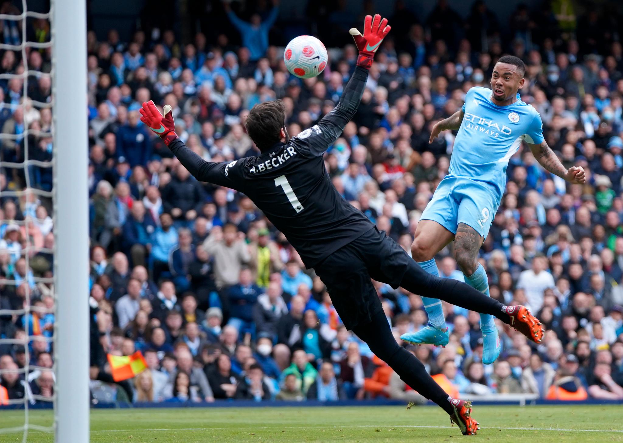 MÅL: Gabriel Jesus satte inn 2–1 for hjemmelaget Manchester City med et skudd som gikk i tverrligger og i mål bak Alisson Becker. 