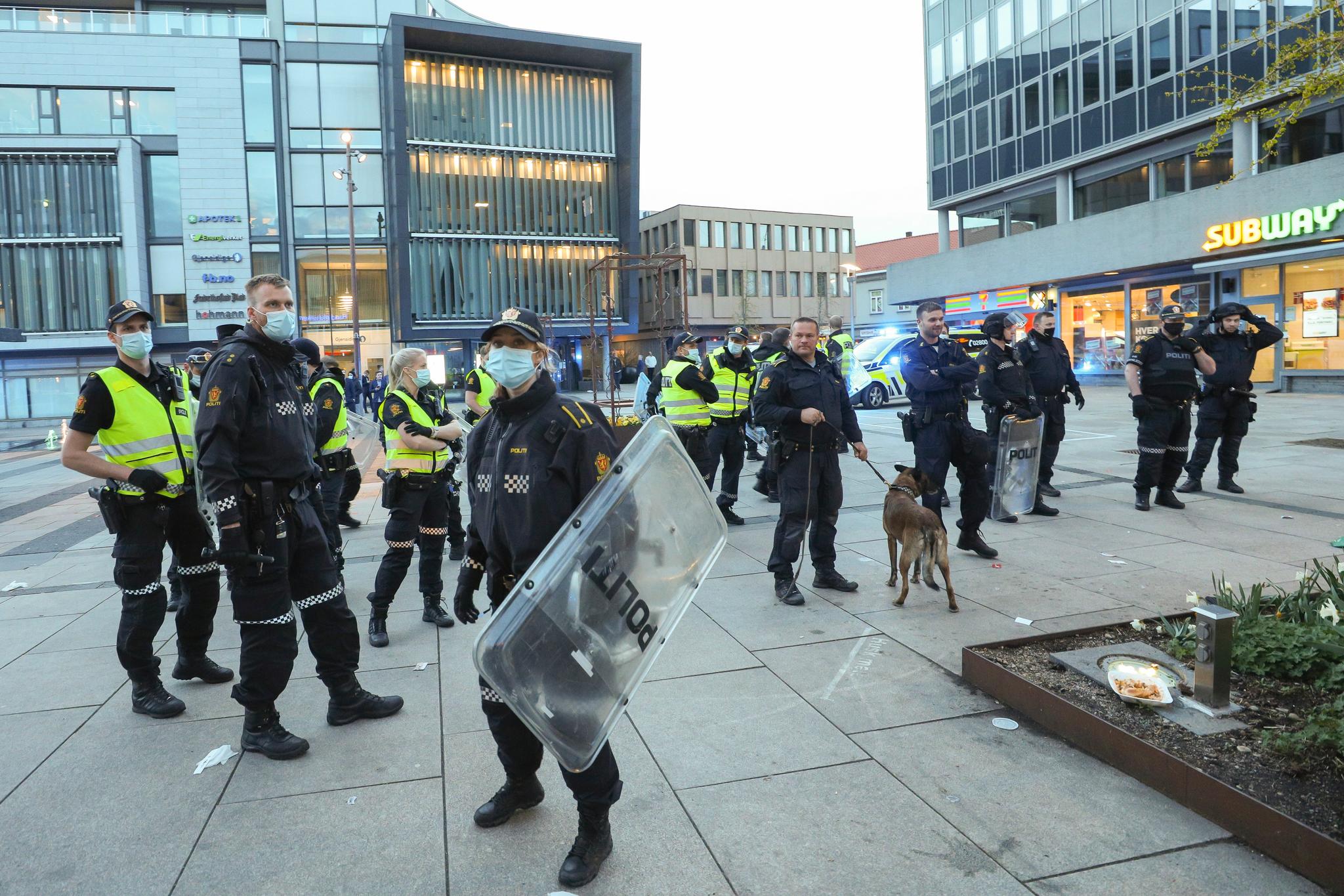 Politiet mobiliserte og ryddet Stortorget i Fredrikstad etter bråk mellom ungdommer og politi 17.mai. 