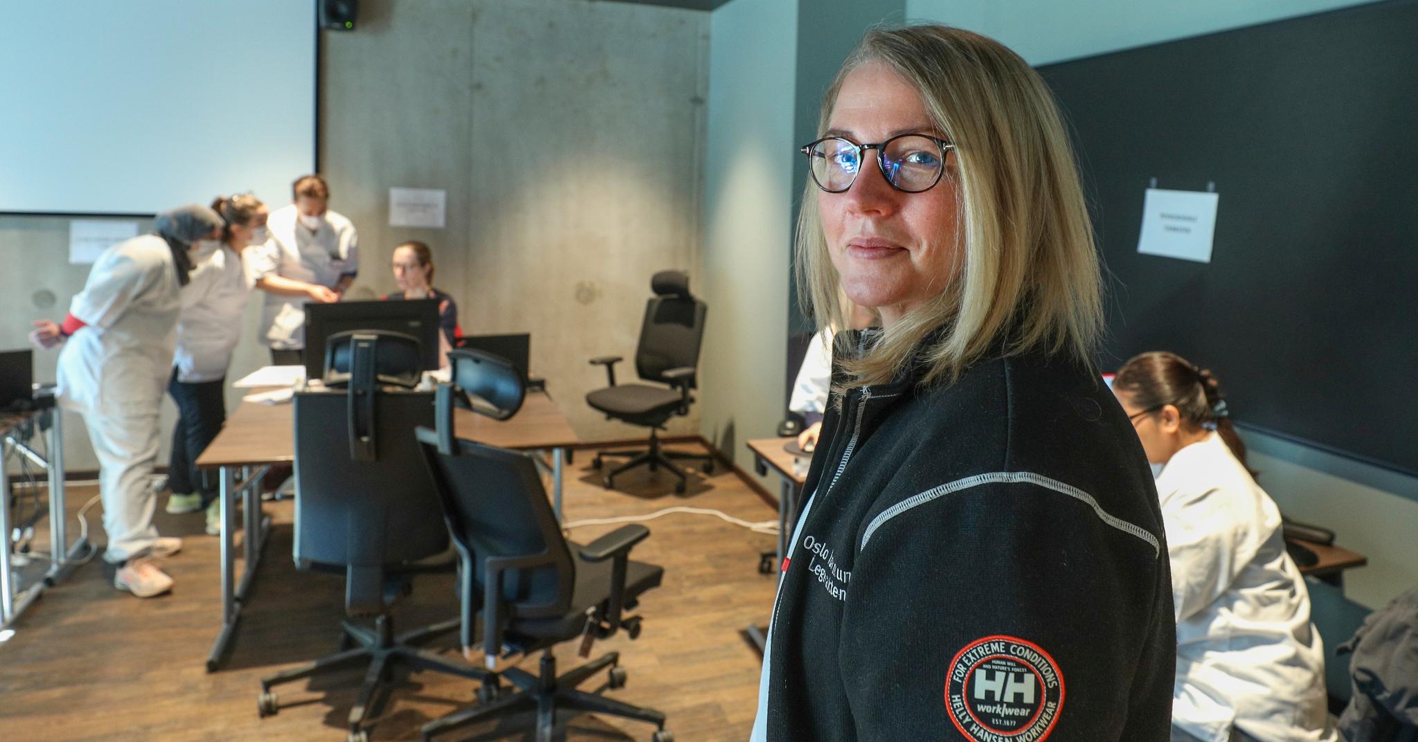Helsesykepleier Stine Eugenie Hansen er ansvarlig for den akutthelsehjelpen flyktningene trenger. 