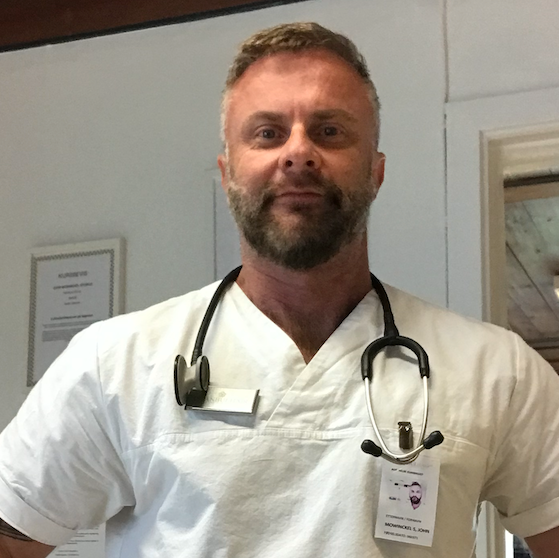 John W. Mowinckel Storlid er autorisert helsepersonell, medisinstudent ved Oslo nye høyskole og eier av klinikken Senter for estetisk medisin, Bergen.