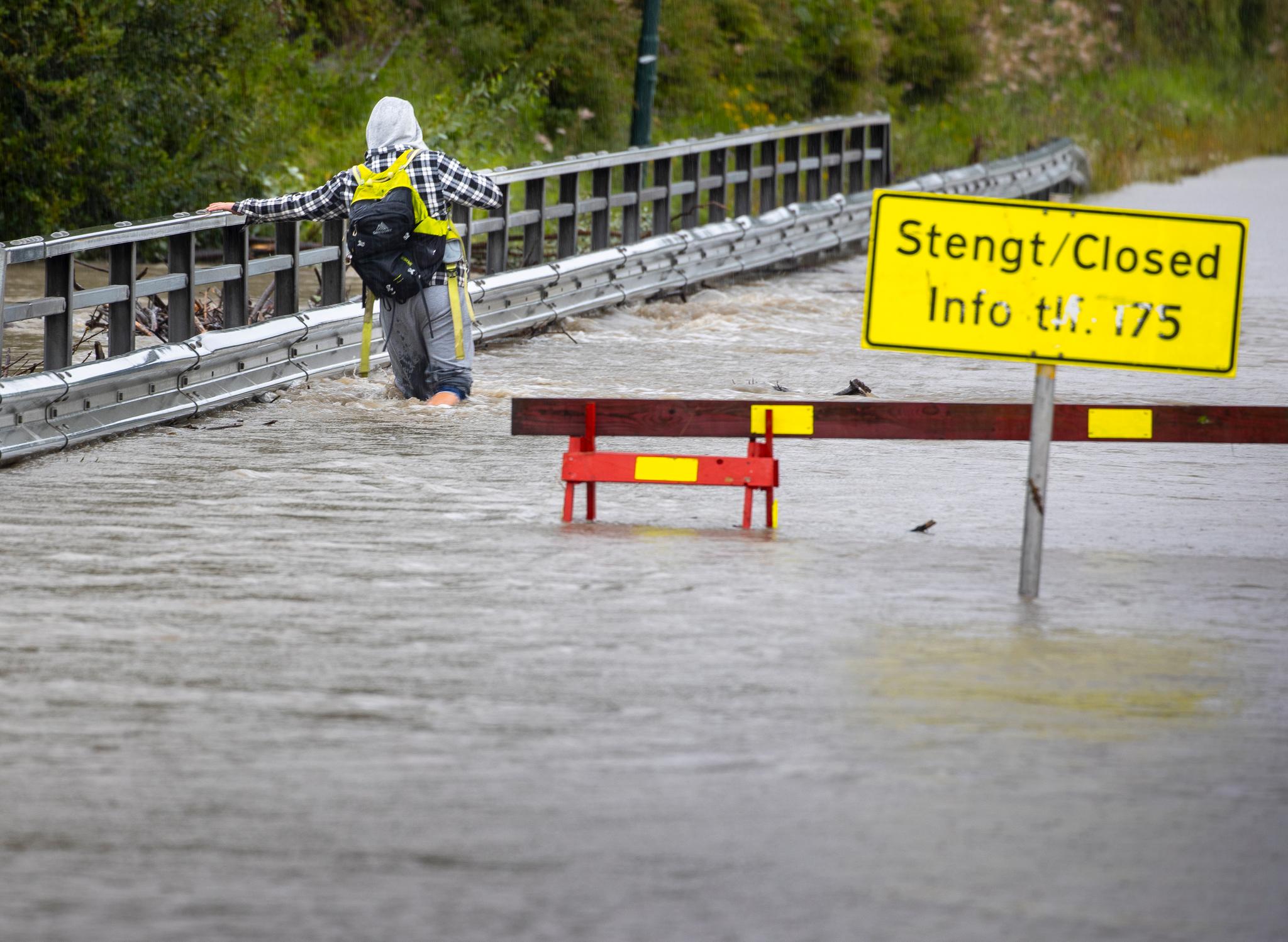 Broen ved Leirsund over elven Leira er stengt. Likevel velger noen å krysse. Bildet ble tatt tirsdag.