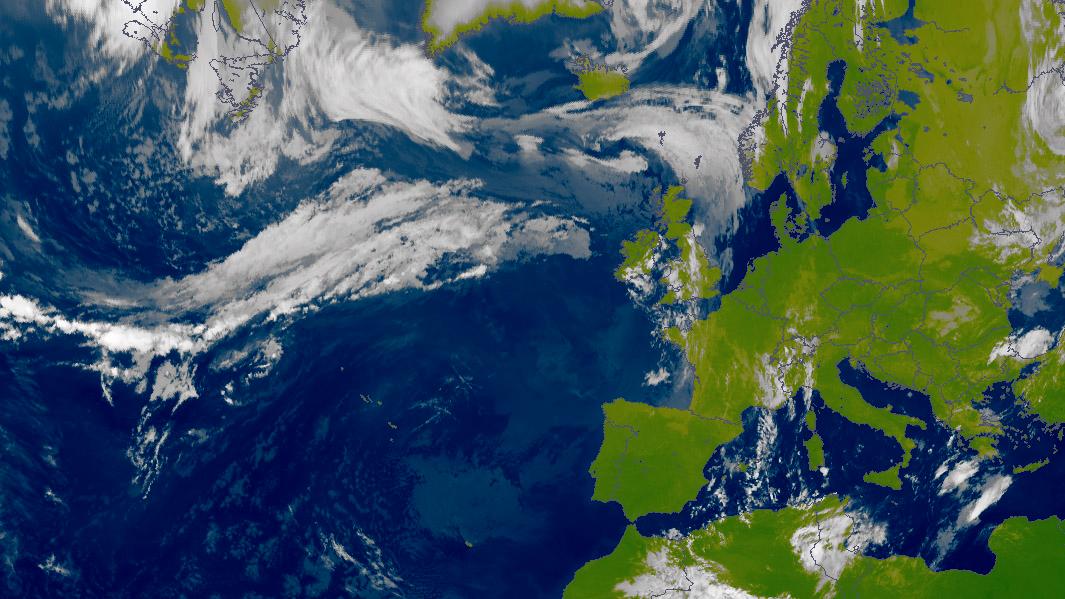 HØSTSTORM: Tirsdag ser vi ut til å få den første høststormen på Vestlandet, når restene av den tropiske stormen «Karl» blander seg med lavtrykkene som ligger utenfor norskekysten. Satelittbildet viser værforholdene i 10.30-tiden tirsdag.