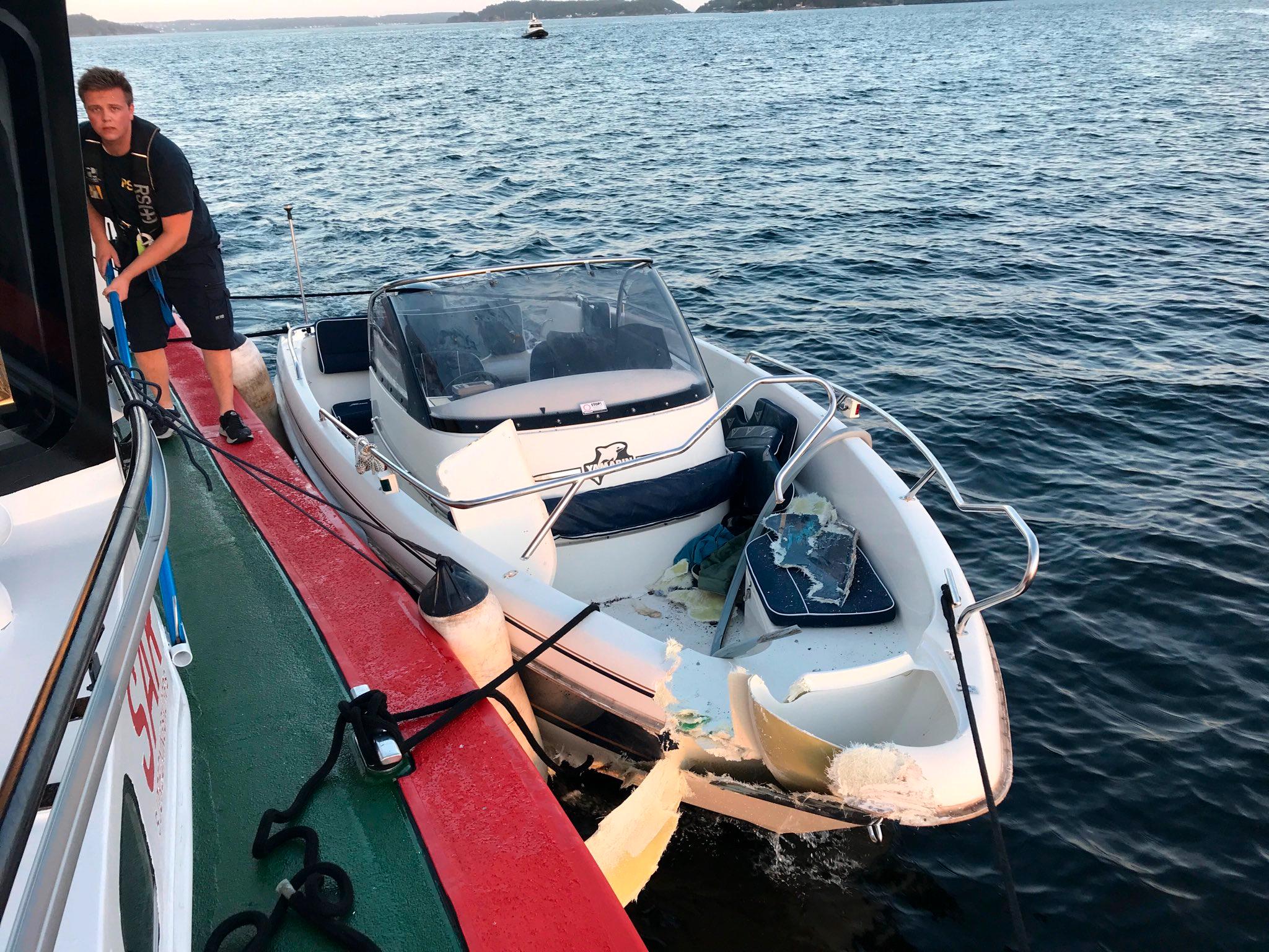 Båten som var involvert i en ulykke ved Stokkøya i Langesundsfjorden fortøyd til redningsskøyta Uni Kragerø. En 13 år gammel gutt og hans mor er fløyet til sykehus med redningshelikopter etter at fritidsbåten kjørte på en stake. Foto: Redningsselskapet / NTB scanpix