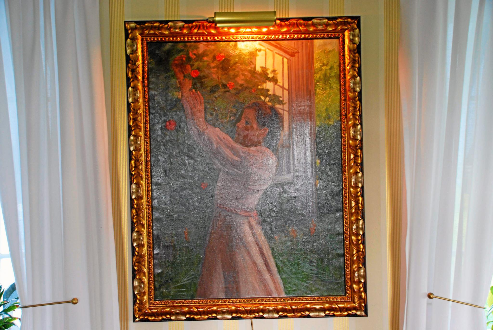 Stjålet:  Roseplukkende pike, malt av Agnes Hiort