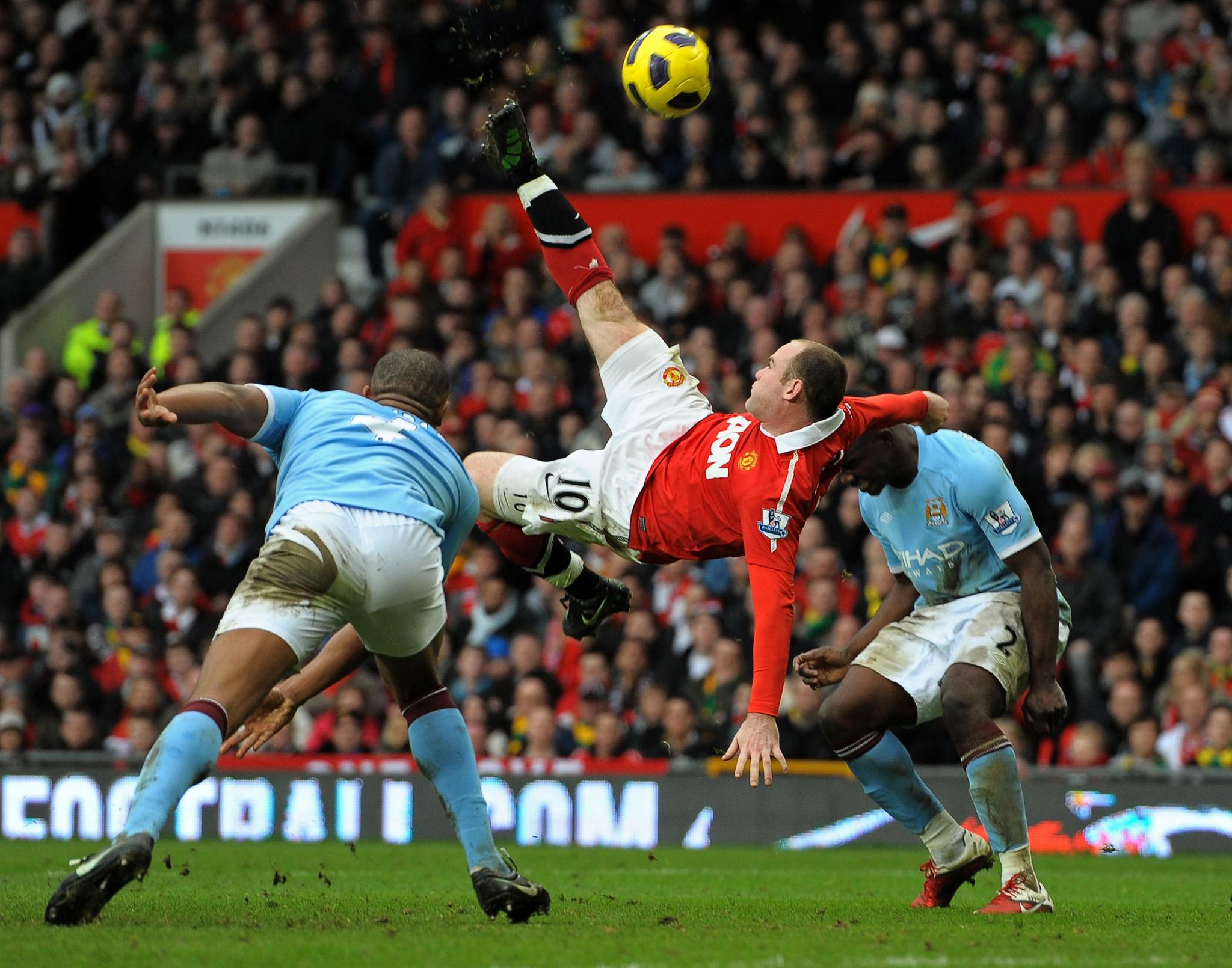 HISTORISK: Wayne Rooney scorer et av Manchester-derbyenes fineste mål med dette brassesparket i 2011, som gjorde at Manchester United slo byrivalen 2–1.