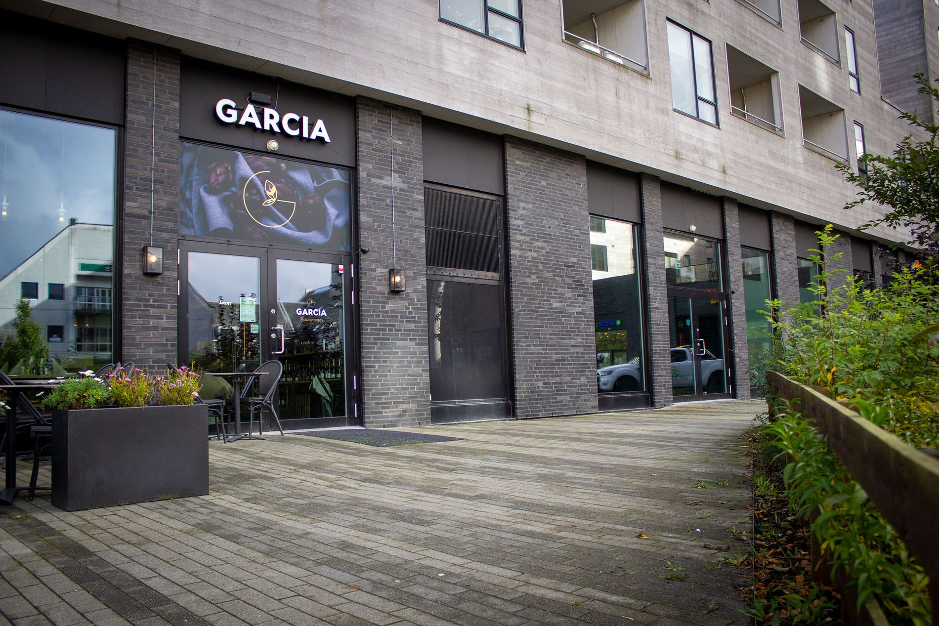 Garcia får to innganger, en til restauranten og en annen til baren. På innsiden kan du bevege deg fritt mellom lokalene. 