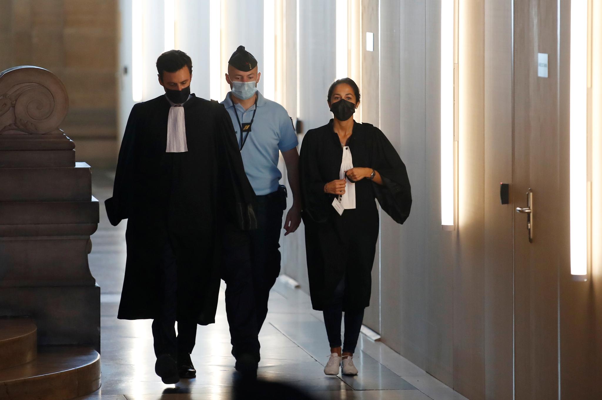 Olivia Ronen og Martin Vettes, tiltalte Salah Abdeslams forsvarere, på vei inn i retten onsdag.