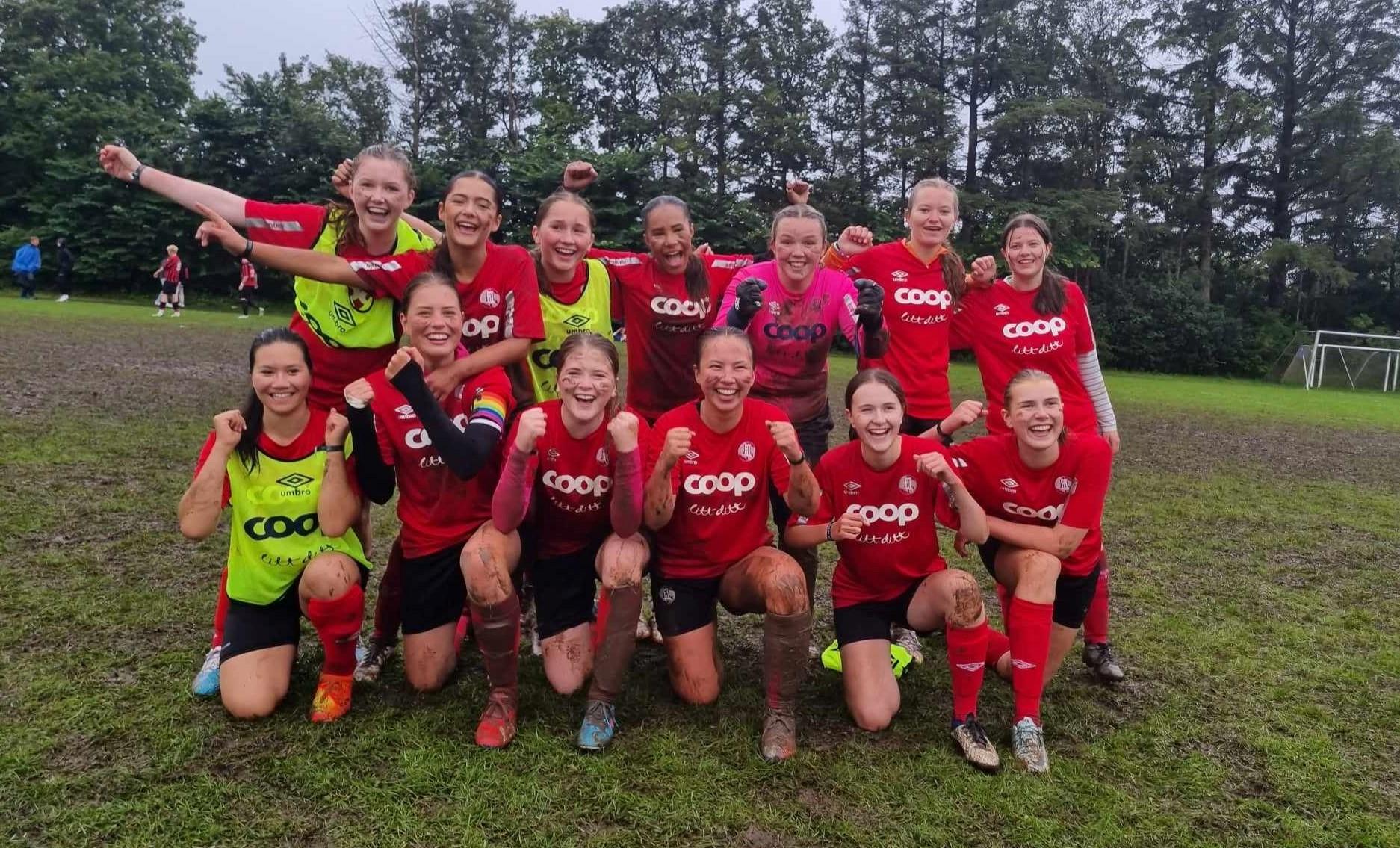 Finnøys jenter 16-lag etter onsdagens seier mot danske Tårs/Igult.