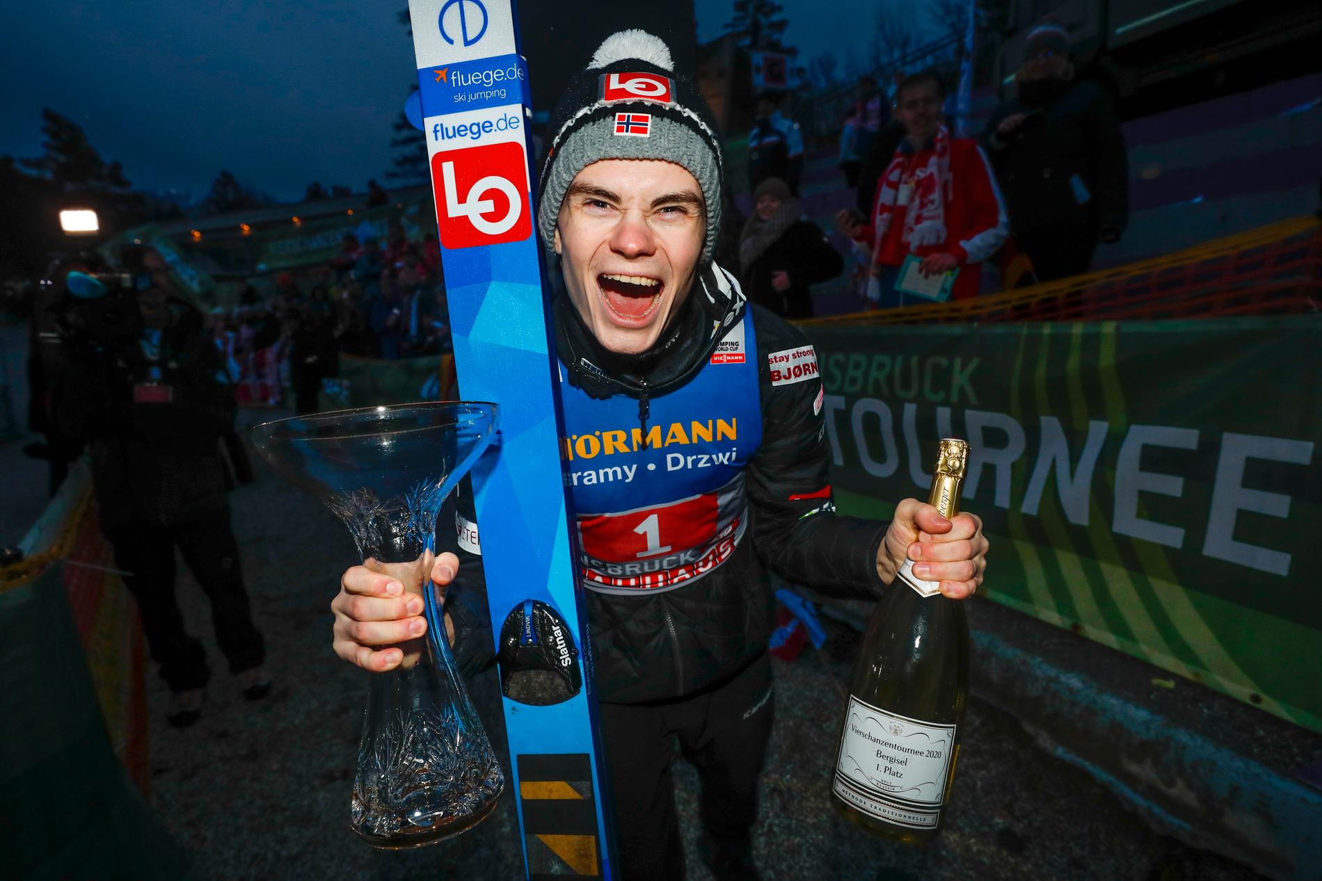 Så glad blir man når man har vunnet sitt andre renn på rad i Hoppuka. Nå er Marius Lindvik nummer to sammenlagt.