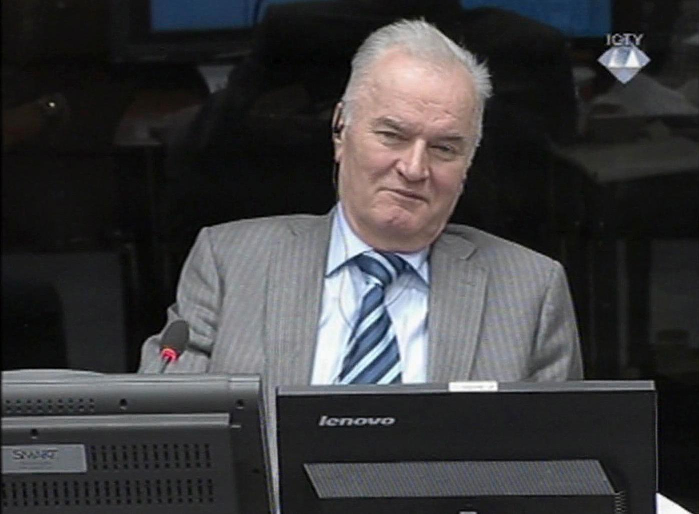 En smilende Ratko Mladic avbildet i Haag-domstolen 28. januar 2014. 