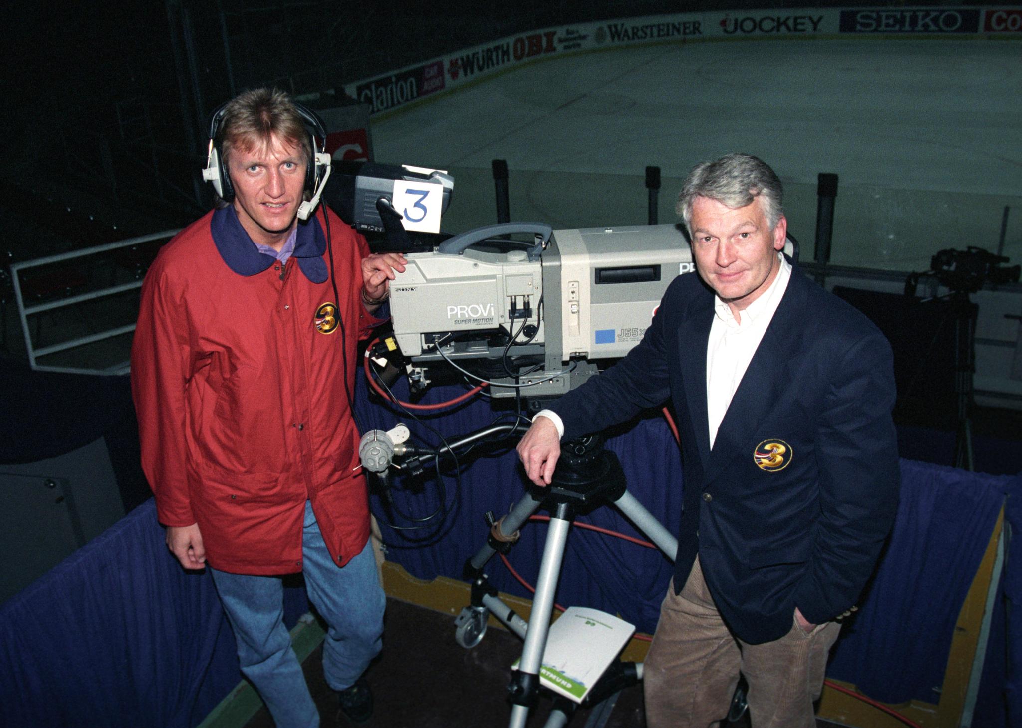 PÅ 90-TALLET: Rolf Kirkvaag jr. har vært involvert i norsk ishockey som spiller, trener og leder så å si hele sitt liv. Her som kommentator sammen med tidligere landslagsspiller Åge Ellingsen under VM i 1993.
