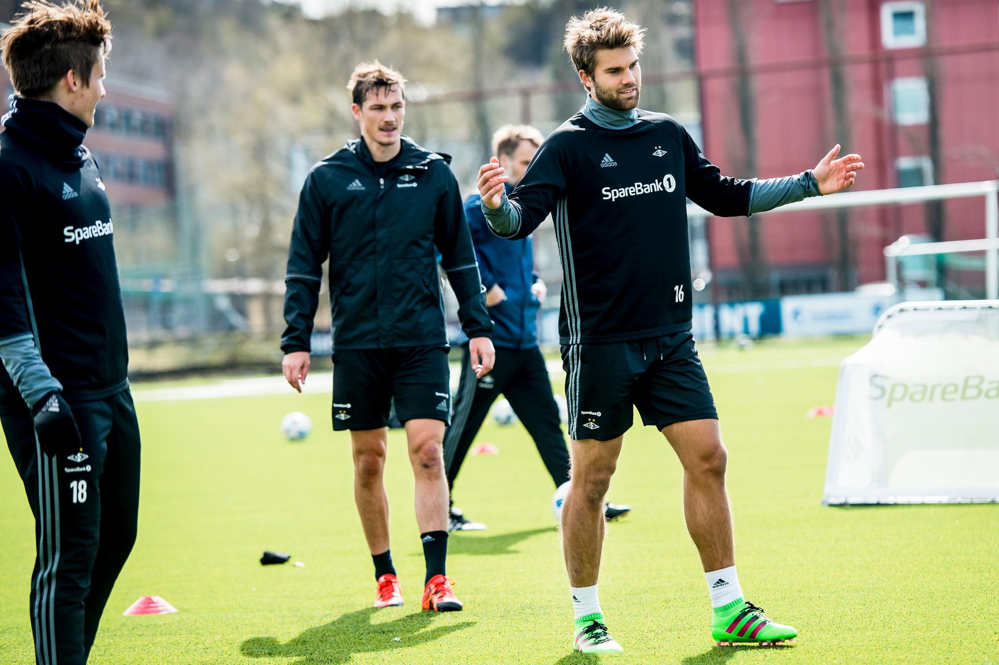 TOK EN PRAT: Rosenborg-spillerne har hatt en lang diskusjon etter 1-1-kampen mot Sogndal første mai. Jørgen Skjelvik er sikker på at de har lært.