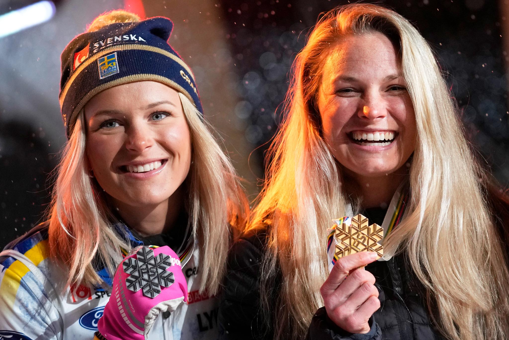  Frida Karlsson og Jessie Diggins sto sammen på seierspallen da Diggins vant VM-gull sist vinter.