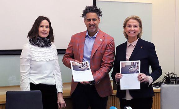 Marit Svensgaard i Oslo Economics, kulturminister Abid Raja og idrettspresident Berit Kjøll med den ferske rapporten.