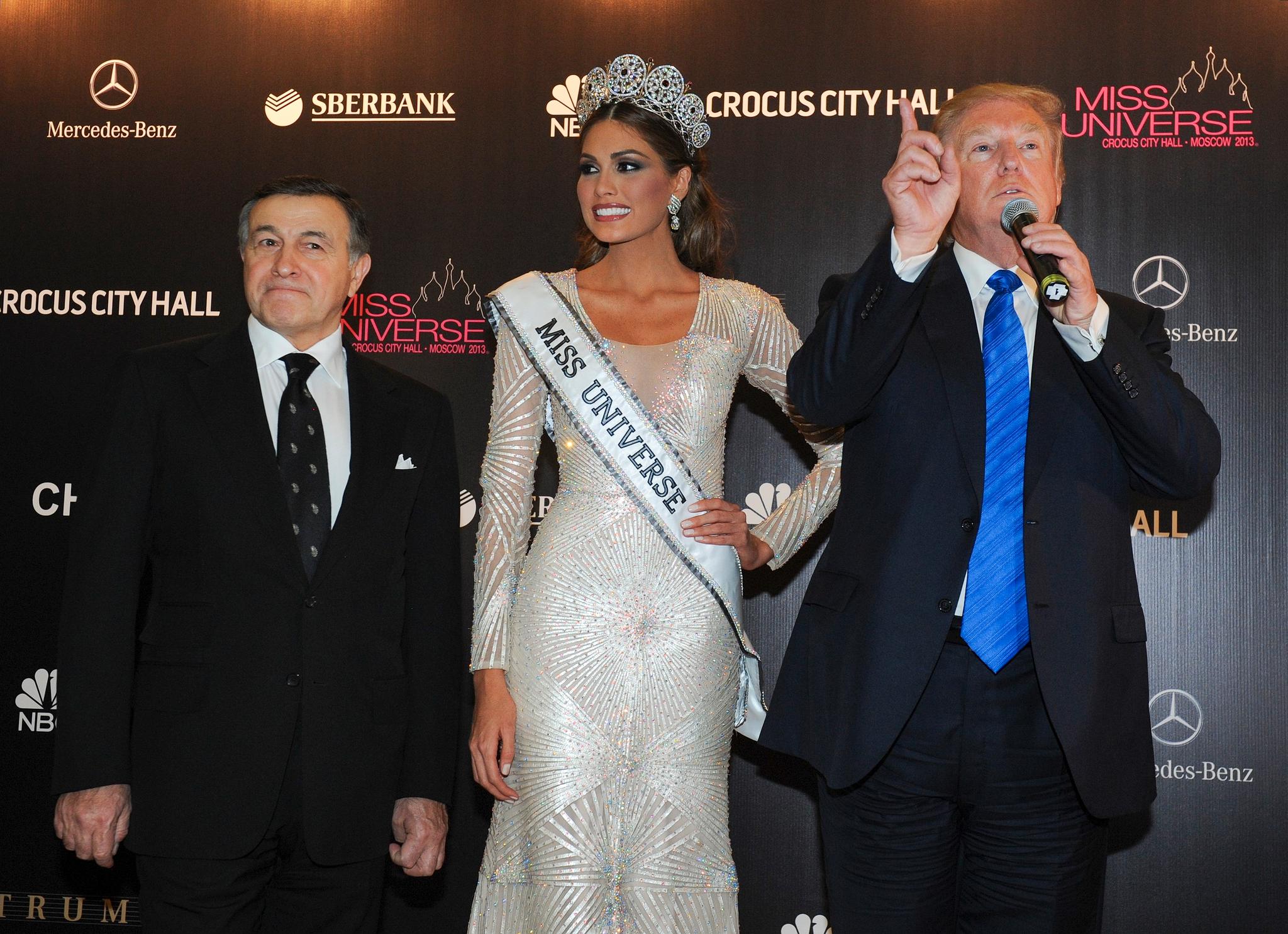 Donald Trump sørget for at Miss Universe-konkurransen ble holdt i Moskva i 2013. Her deler han scenen med den styrtrike forretningsmannen Aras Agalarov, som er et sentralt navn i etterforskningen av Trumps forbindelser til Russland, og Gabriela Isler, som vant konkurransen.