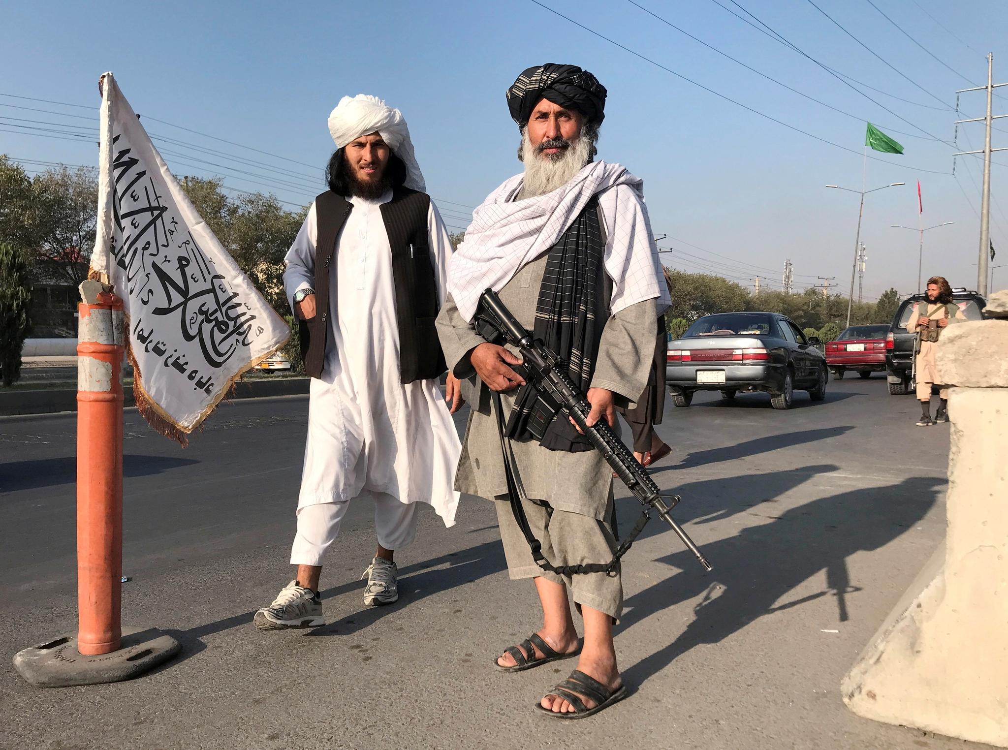En Taliban-kriger holder en M4-rifle utenfor et departement i Kabul. Riflen er en del av den amerikanske standardutrustningen og et av mange eksempler på at Taliban har overtatt vestlig militærmateriell. 