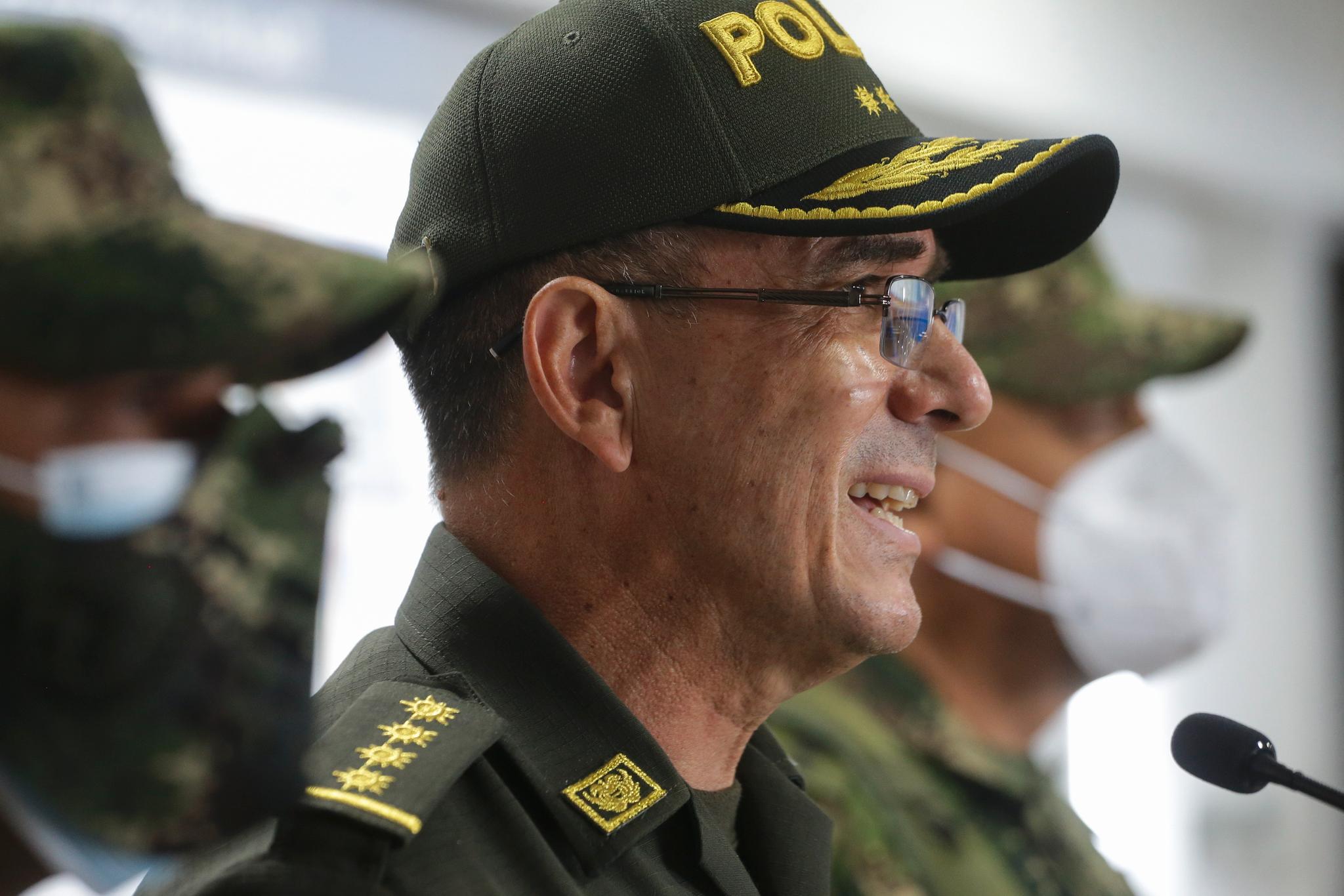 Myndighetene på Colombia bekreftet fredag at minst seks av de mistenkte gjerningspersonene har bakgrunn fra Colombias væpnede styrker. Her er general Jorge Luis Vargas på en pressekonferanse fredag.