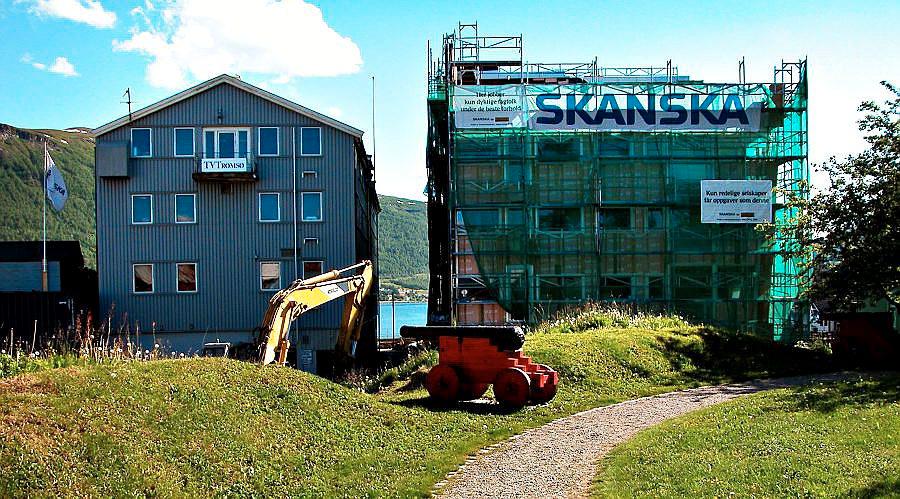 «Skansen»i Tromsø er rester av en middelalderfestning fra 1200-tallet. Et eksempel på et unikt kulturminne som er helt innesperret etter omstridte byggeplaner.