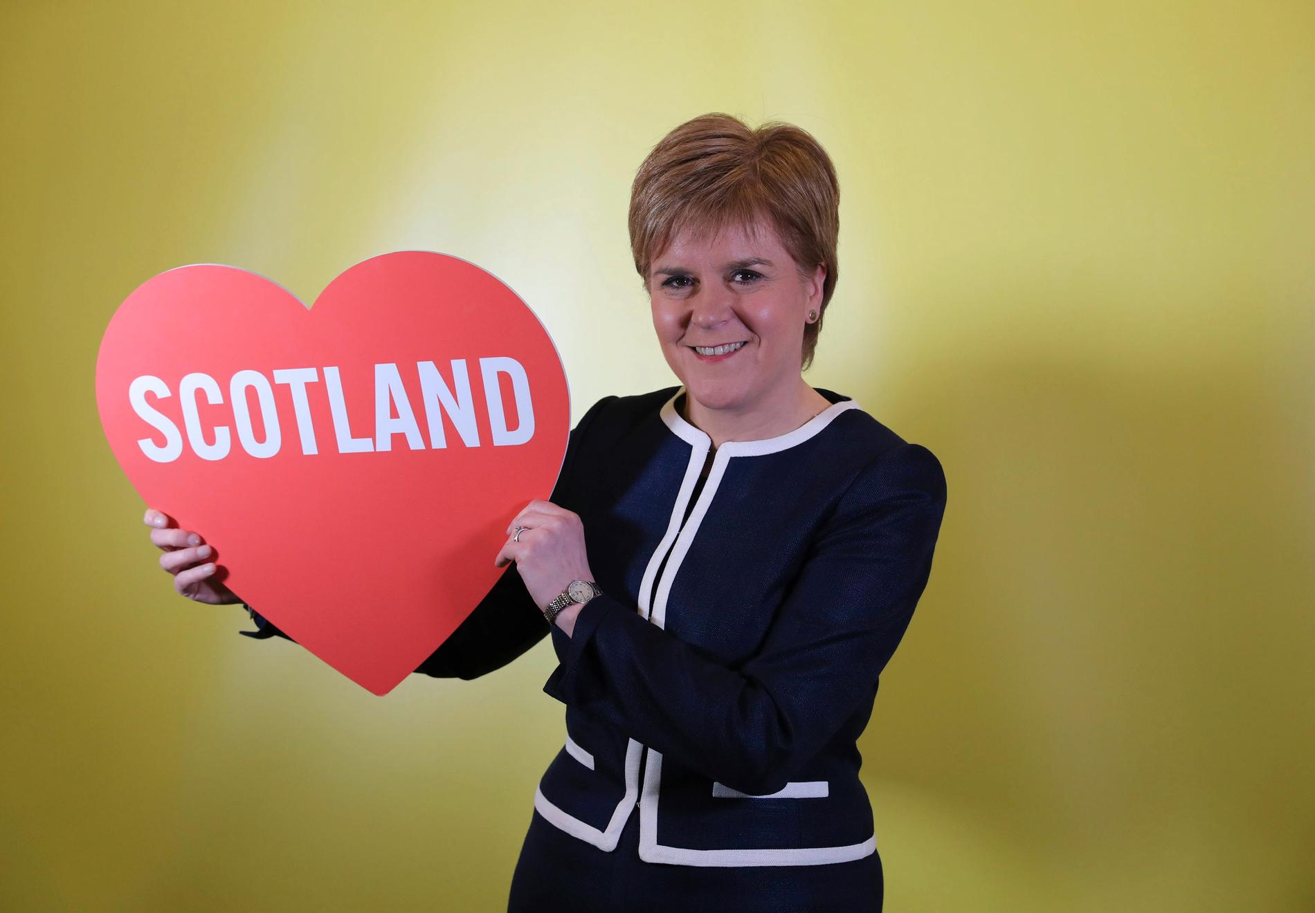 BER OM LOV: Skottlands førsteminister Nicola Sturgeon vil ha en ny folkeavstemning om skotsk uavhengighet nå når britene forlater EU. Her er Sturgeon avbildet tidligere i mars. Foto: Andrew Milligan/PA via AP/NTB scanpix
