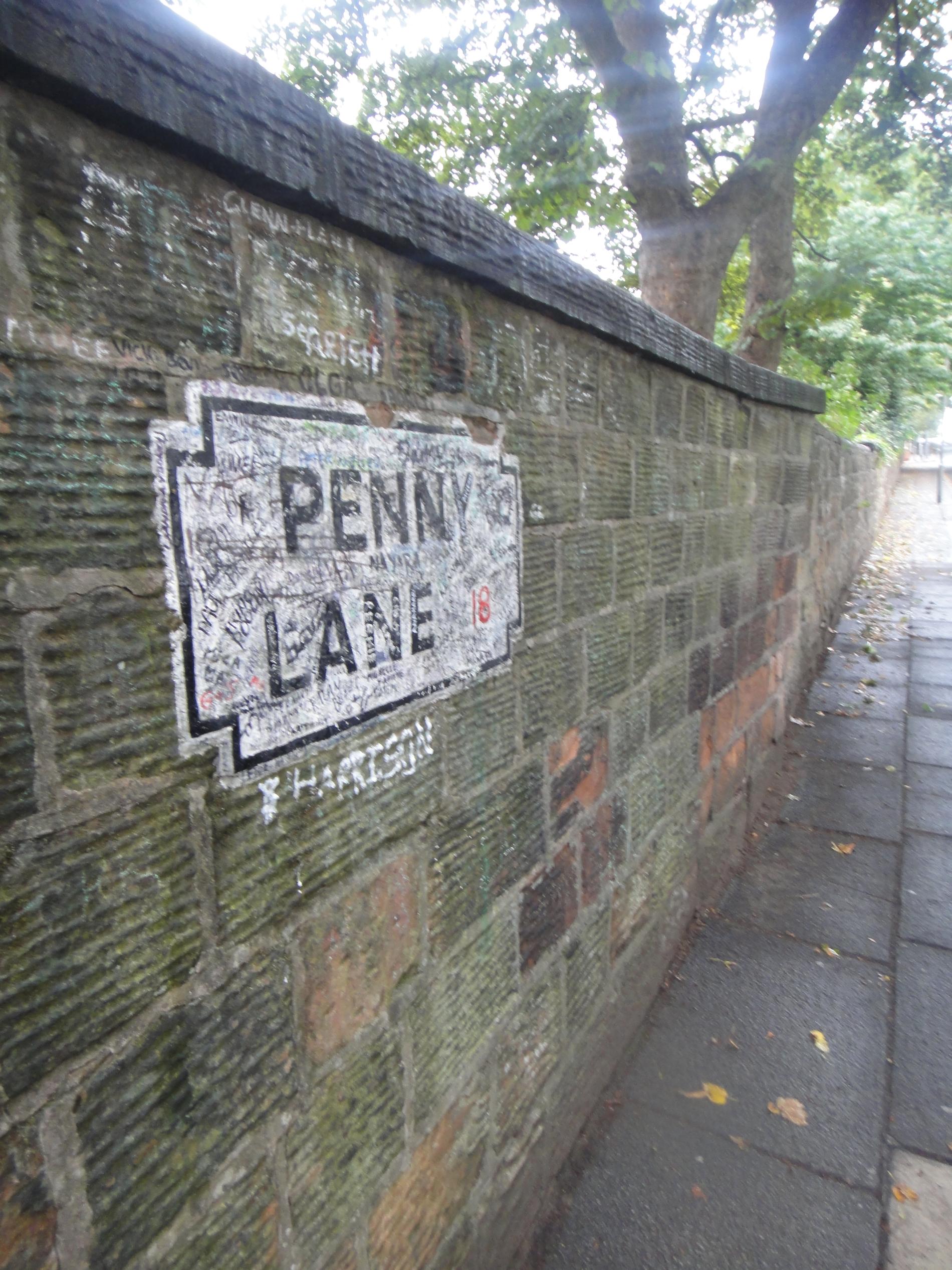  Penny Lane står det malt på en vegg i Liverpools mest berømte gate. Det opprinnelige metallskiltet ble stadig vekk stjålet av Beatles-fans, og løsningen var å male gatenavnet på veggen. Det hindrer ikke turister i å skrible rundt det berømte gatenavnet. 