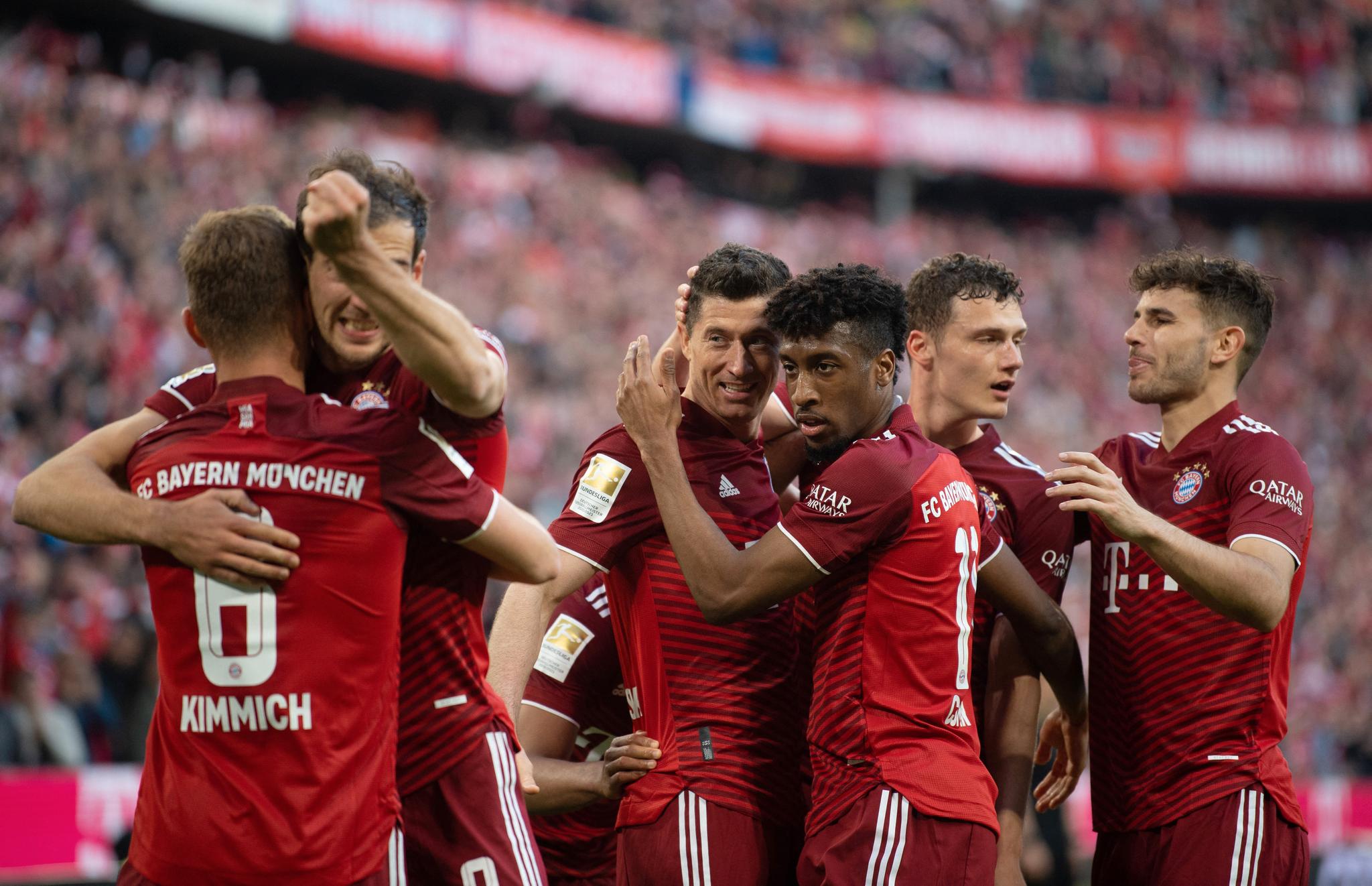MASKINLAG: Bayern-gutta ledet 2–0 til pause.