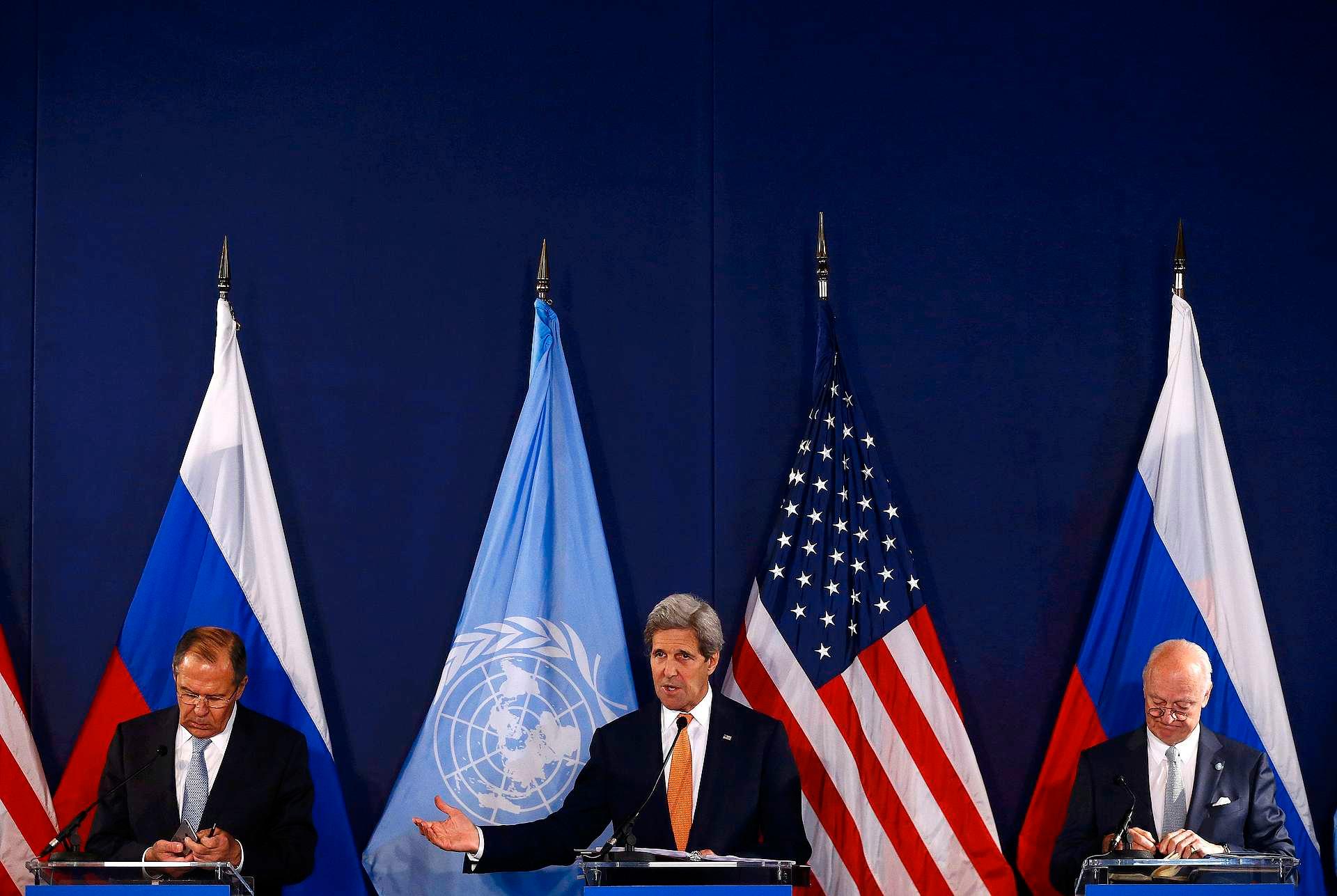 Russlands utenriksminister Sergej Lavrov, USAs utenriksminister John Kerry og FNs spesialutsending Staffen de Mistura under en pressekonferanse om Syria-fredssamtalene tirsdag 17. mai.